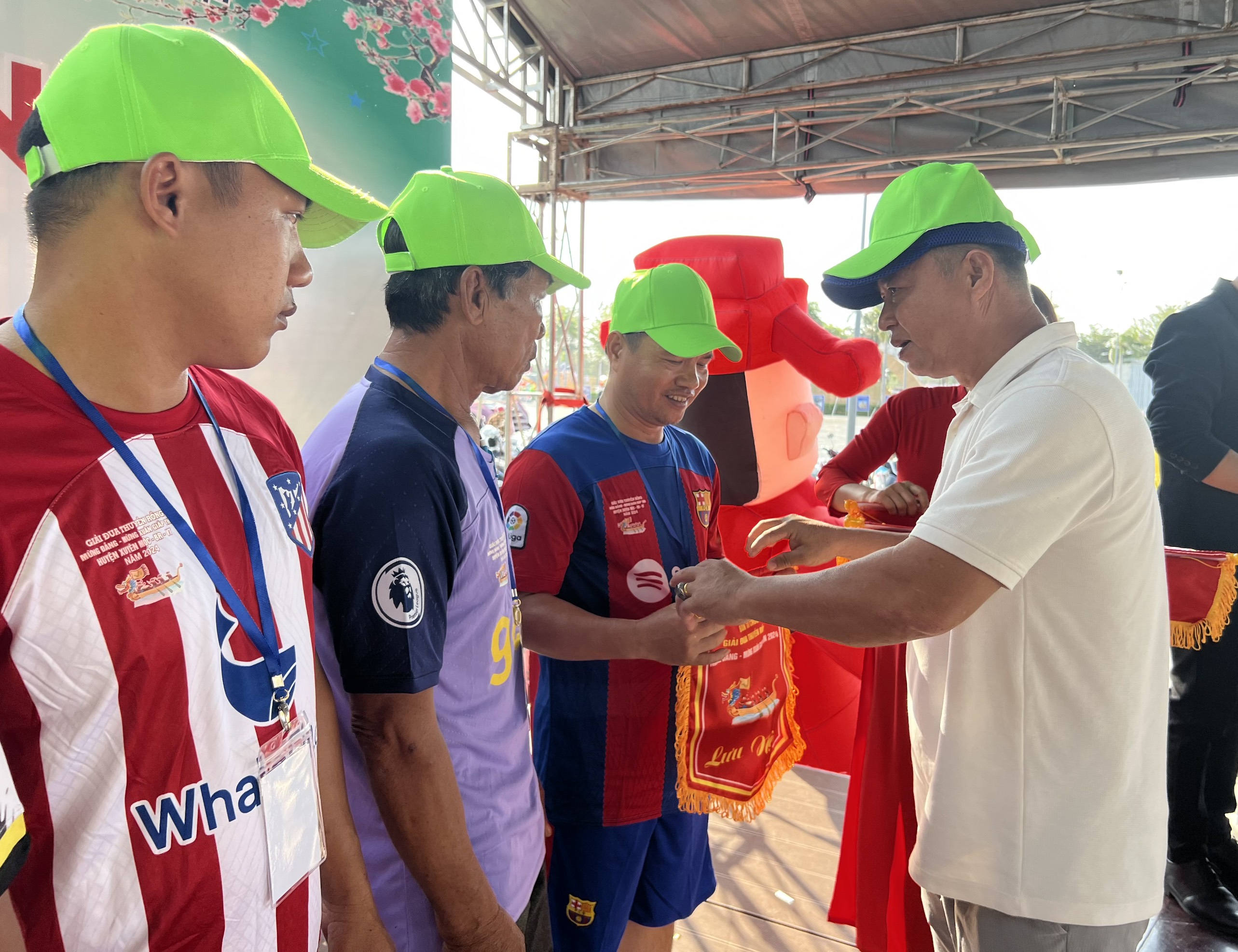 Ông Huỳnh Kim Sơn, Phó Bí thư huyện Xuyên Mộc trao cờ lưu niệm cho các đội tham gia Giải.