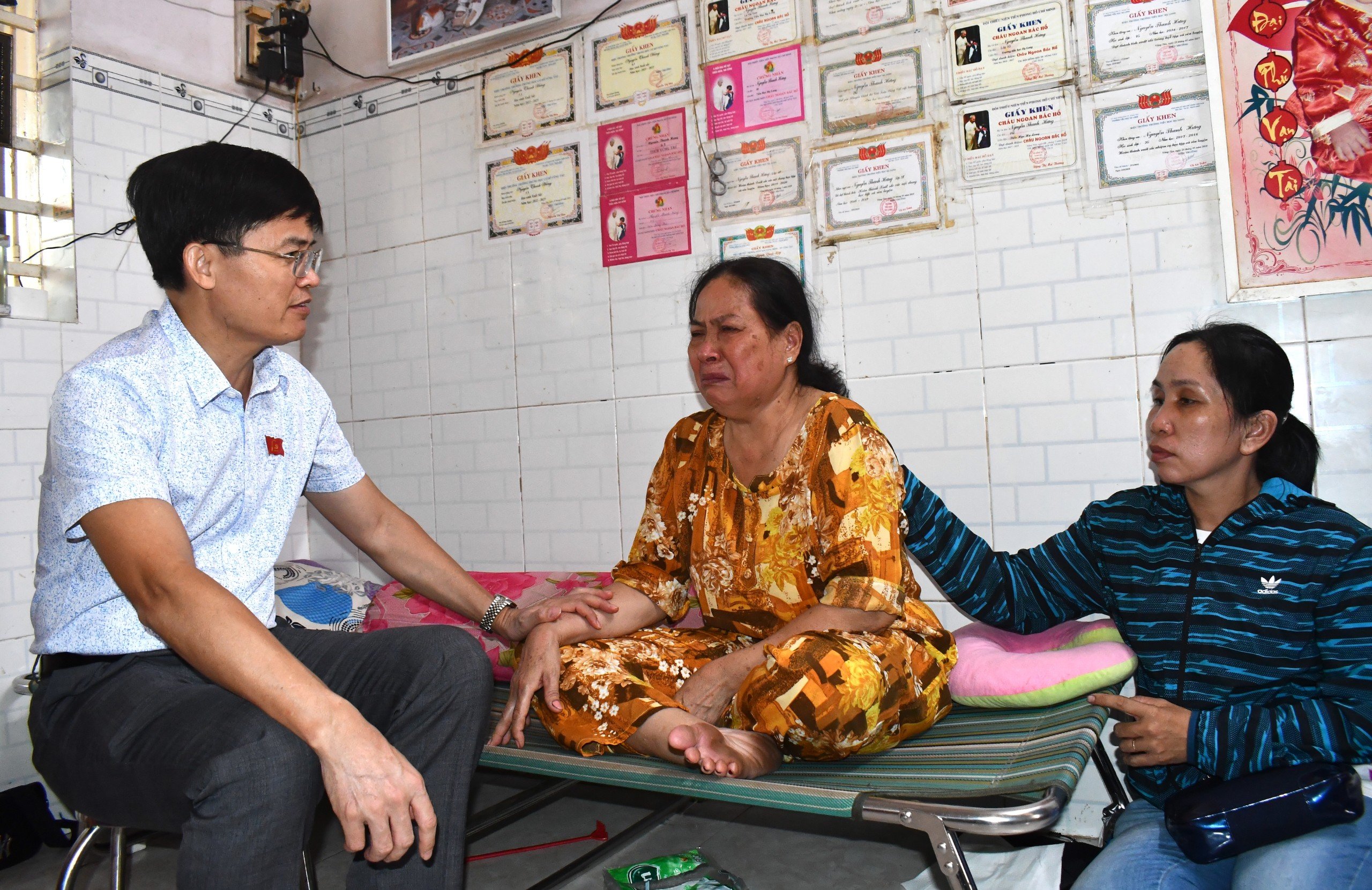 Ông Vũ Hồng Thuấn, Phó Chủ tịch UBND TP. Vũng Tàu đã đến thăm, tặng quà gia đình bà Cao Thị Mu (phường 2, TP. Vũng Tàu) có con trai trên tàu gặp nạn chưa được tìm thấy.