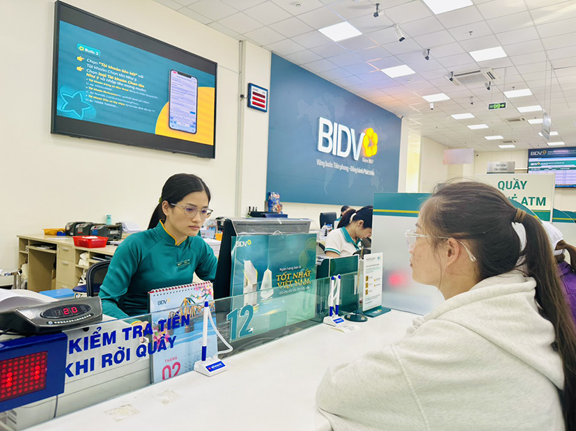 Khách hàng giao dịch tại BIDV Phú Mỹ. Ảnh: Thùy Trang