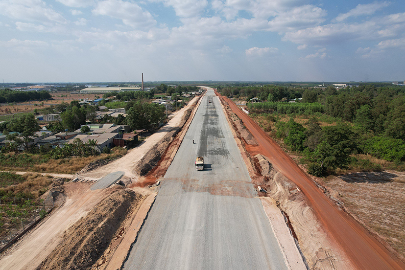 Thi công dự án đường cao tốc Biên Hòa - Vũng Tàu.