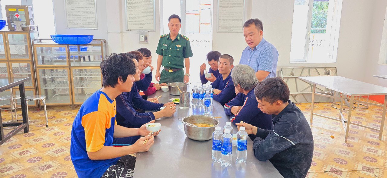 Đồn Biên phòng Bến Đá tiếp nhận, bố trí nơi nghỉ ngơi, ăn uống cho 8 thuyền viên bị nạn.