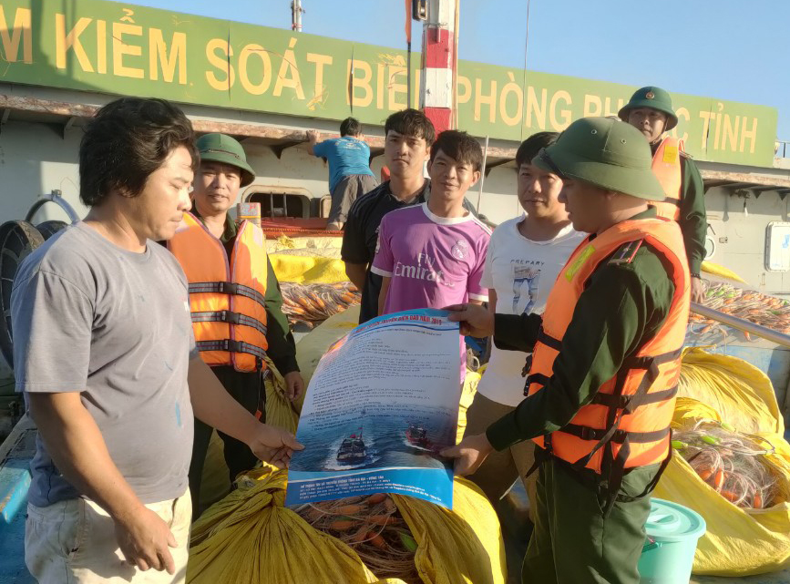 Cán bộ Đồn Biên phòng Phước Tỉnh kiểm tra giấy tờ tàu cá xuất bến tại Trạm kiểm soát trên sông Cửa Lấp.