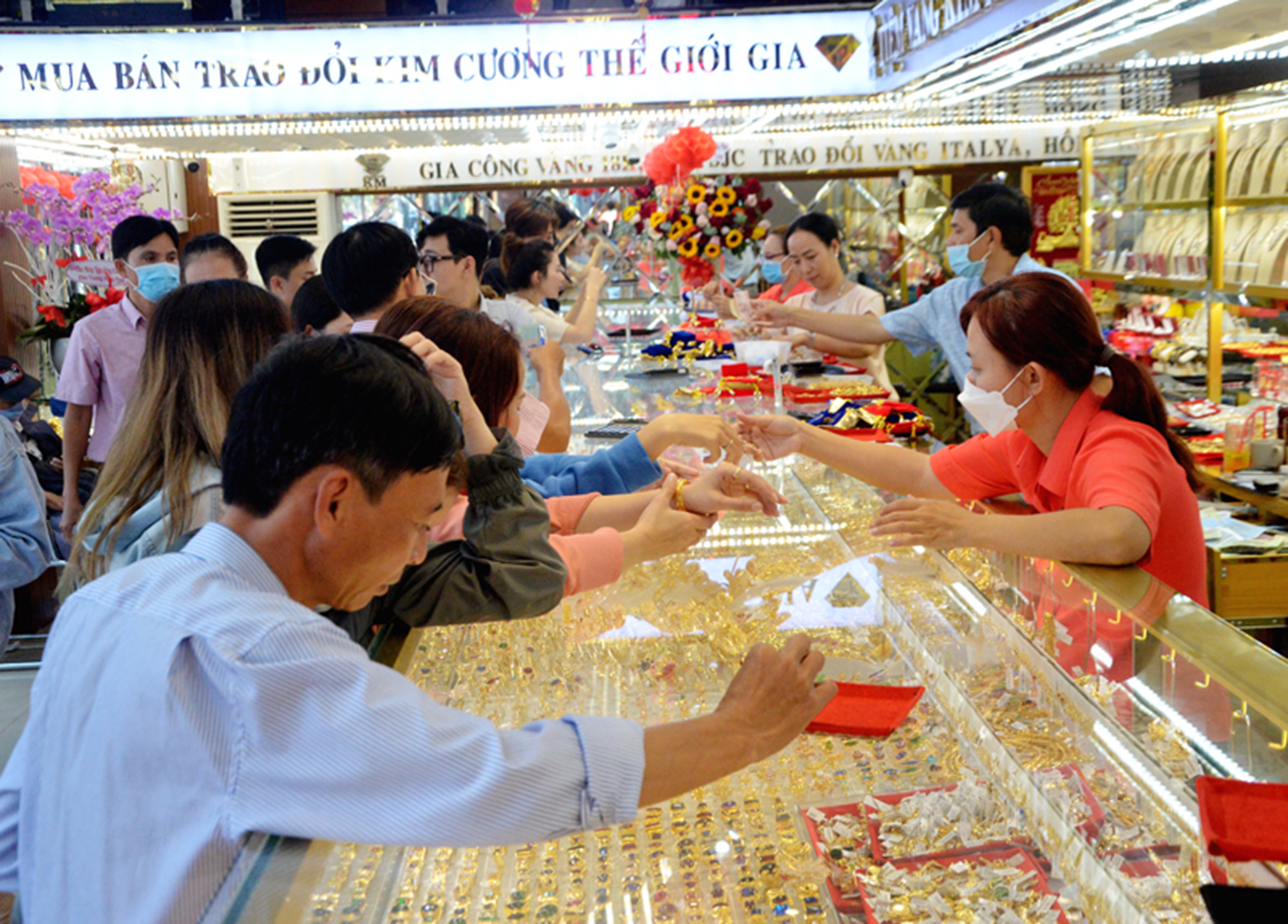 Khách hàng mua vàng tại tiệm vàng Kim Minh, TP. Vũng Tàu.