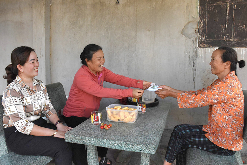 Bà Nguyễn Thị Việt (ấp 1) được nhận quà từ mô hình “Ngôi nhà 0 đồng” do đại diện Hội LHPN xã Hòa Hội và Chi hội phụ nữ ấp trao tặng.