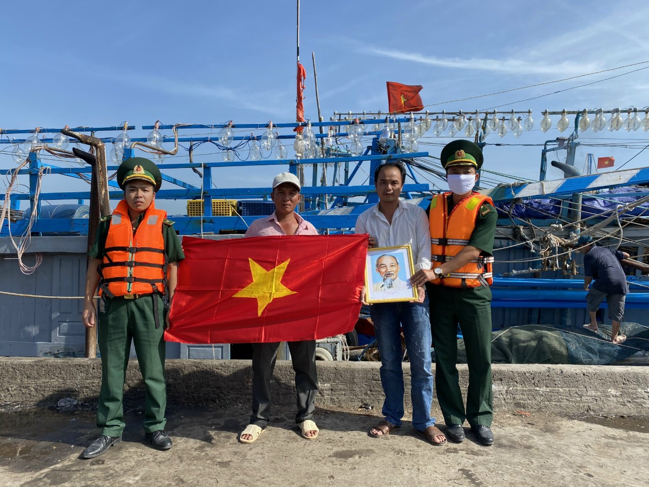 Cán bộ Đồn Biên phòng Bình Châu tuyên truyền chống khai thác IUU, tặng cờ Tổ quốc, ảnh Bác động viên ngư dân bám biển.