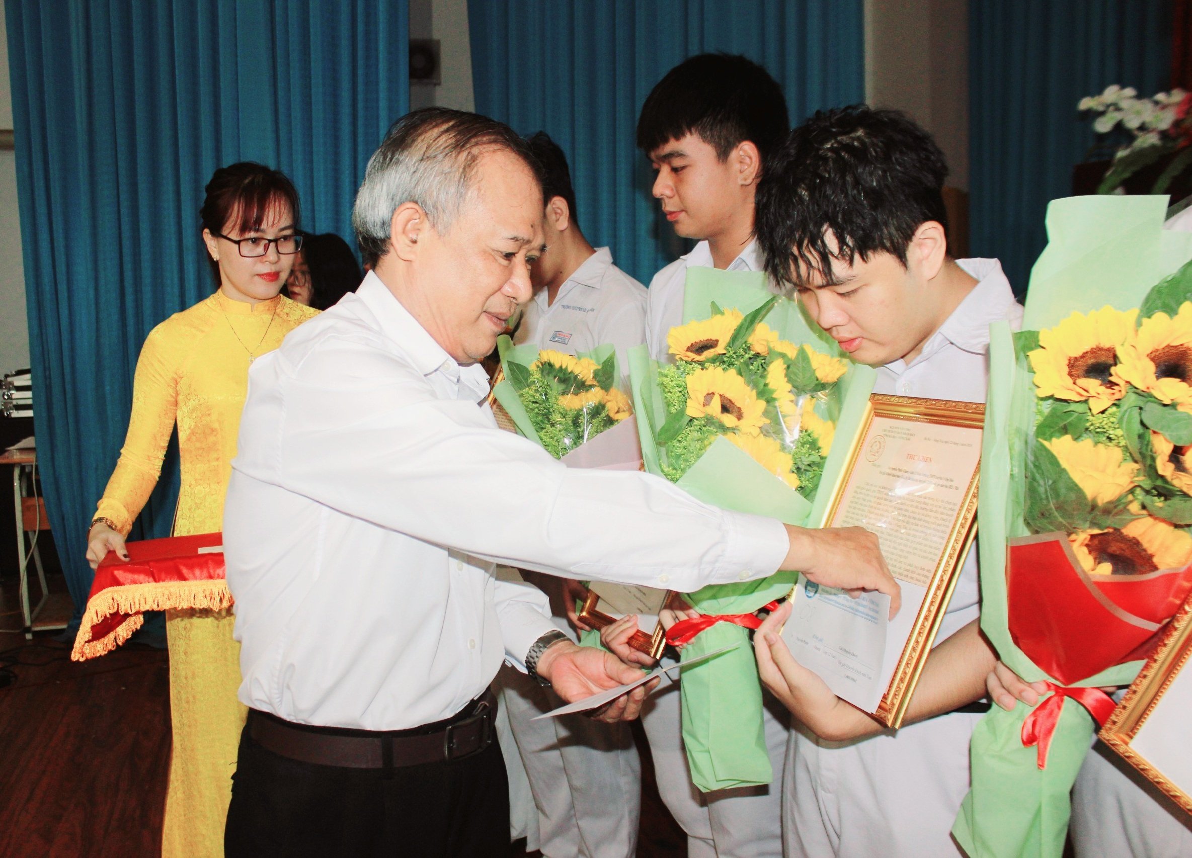 Ông Lương Đức Đích, Chủ tịch Hội Khuyến học tỉnh khen thưởng  HS đoạt giải trong Kỳ thi chọn HS giỏi quốc gia.