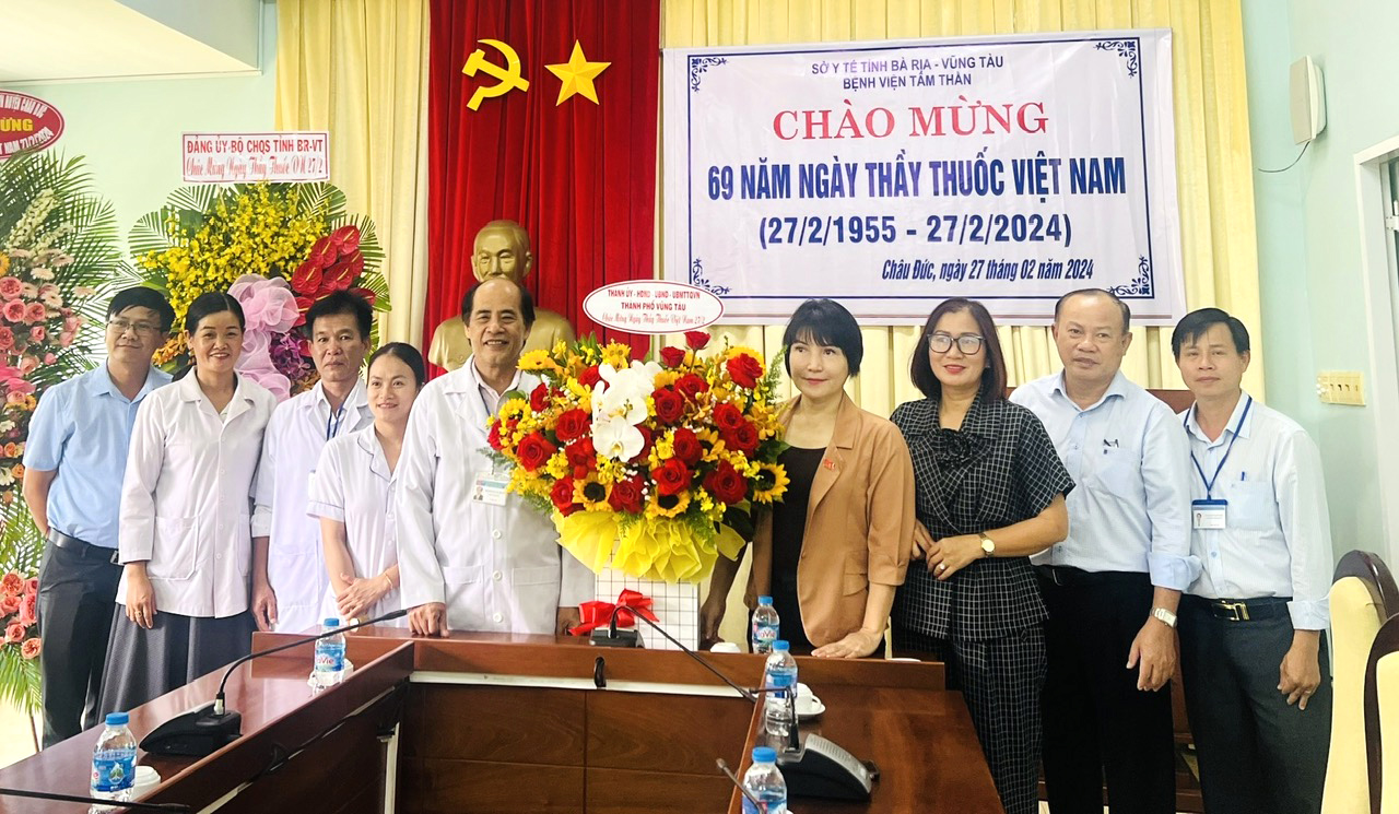 Đoàn do bà Mai Ngọc Oanh, Chủ tịch UBMTTQ Việt Nam TP.Vũng Tàu đến thăm, chúc mừng Bệnh viện Tâm thần tỉnh.