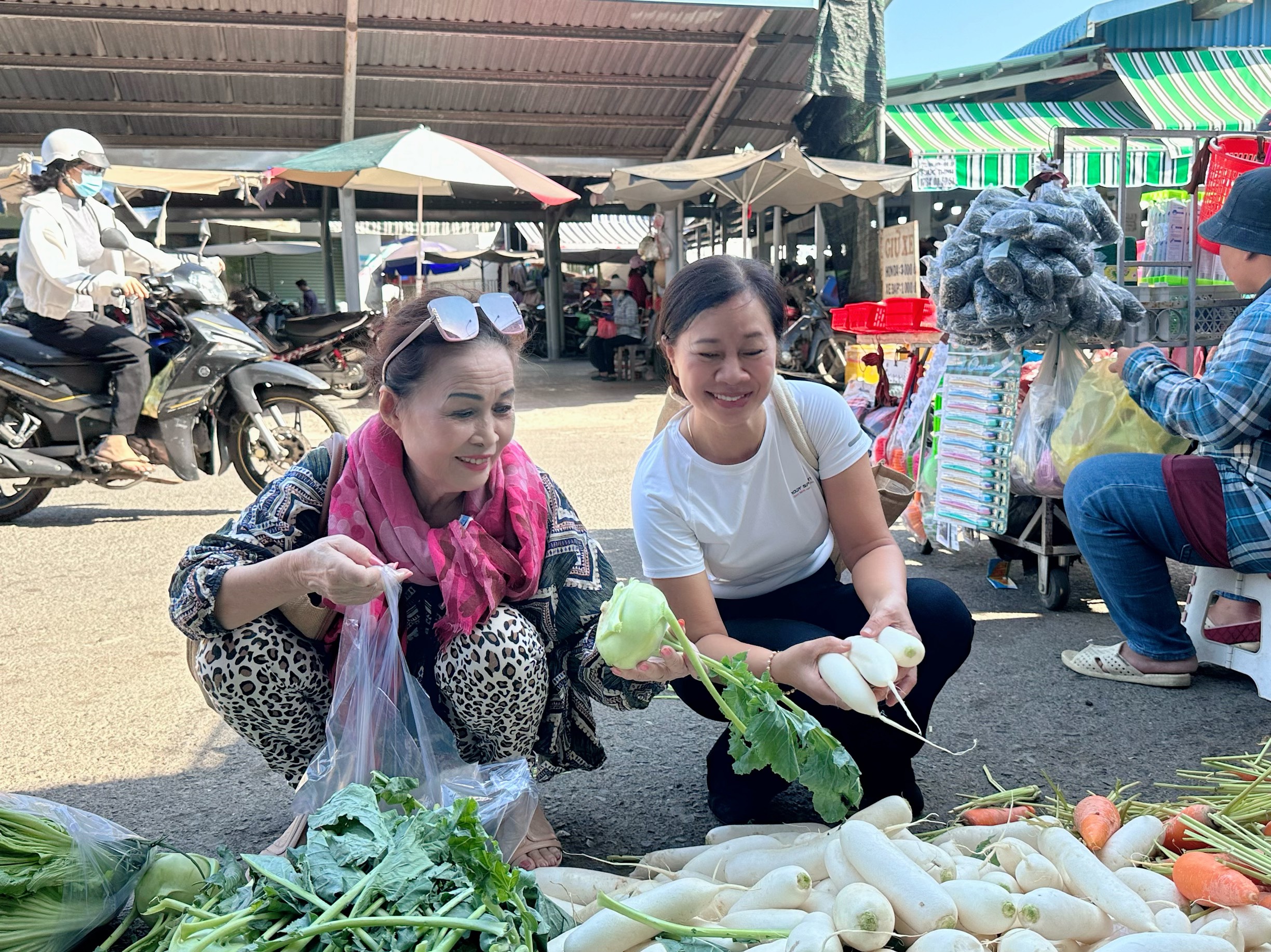 Đi chợ quê không phải chỉ để mua đồ, mà đi mua thương nhớ.