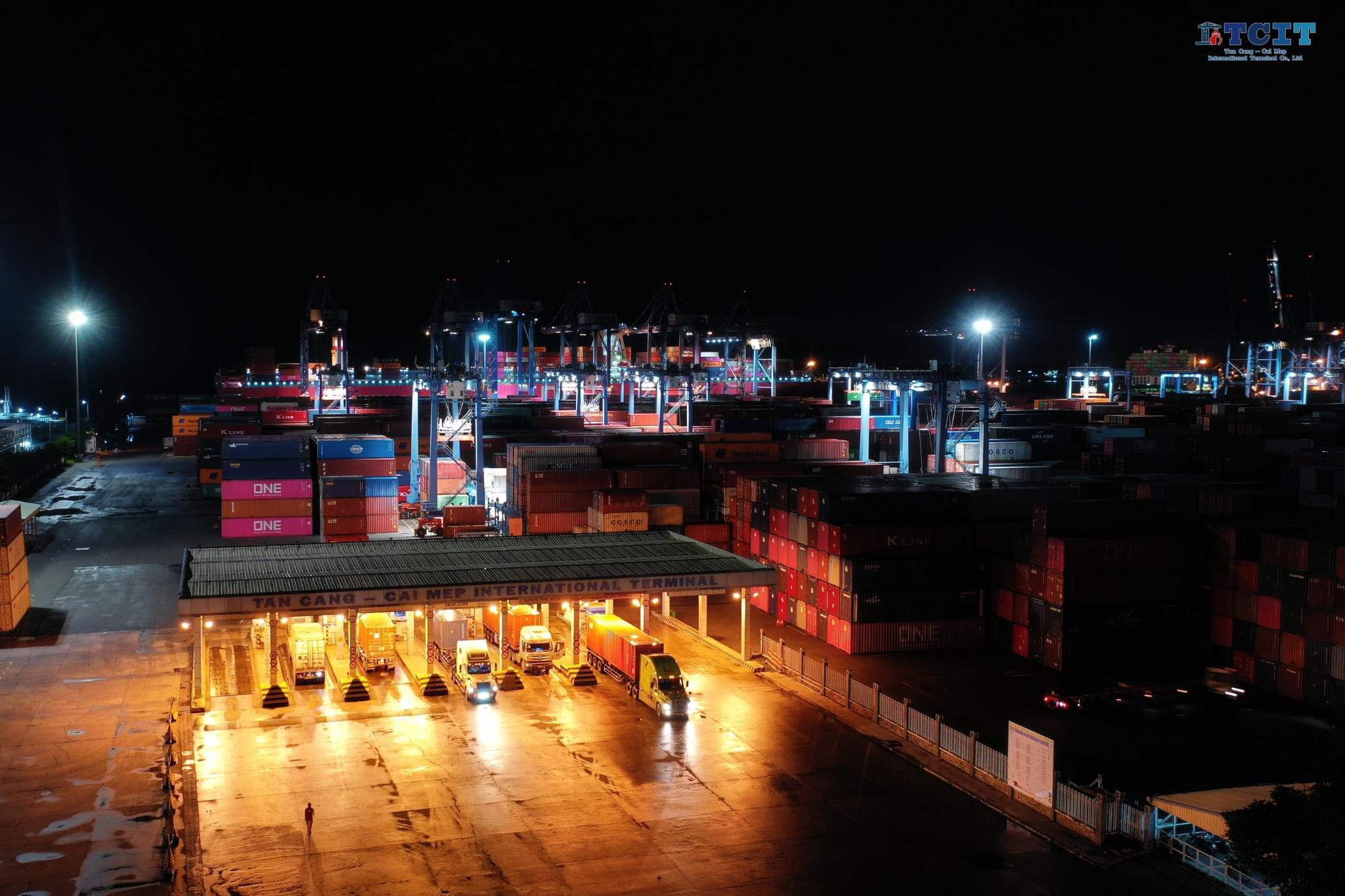 21h, tại cầu cảng Gemalink, những ngọn đèn sáng rực, âm thanh của máy móc khiến cảng sôi động. Những chiếc xe tải nối tiếp nhau nhận thùng container  rồi rời đi.