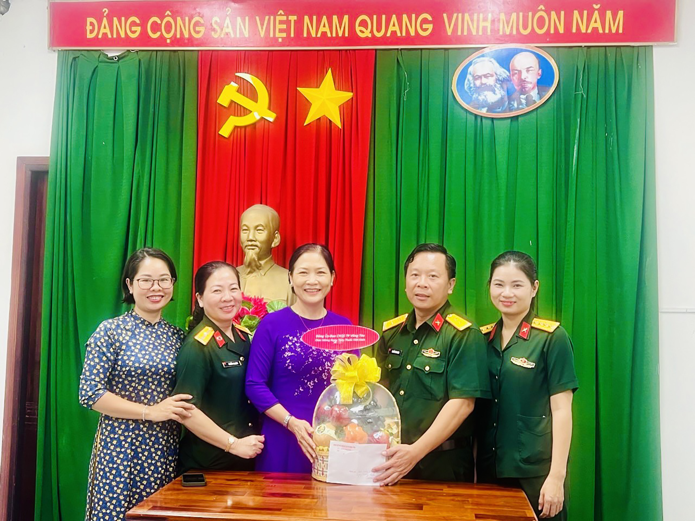 Đảng ủy, Ban CHQS TP.Vũng Tàu thăm, tặng quà chúc mừng Phòng Y tế (TP.Vũng Tàu). Ảnh: TRÚC GIANG