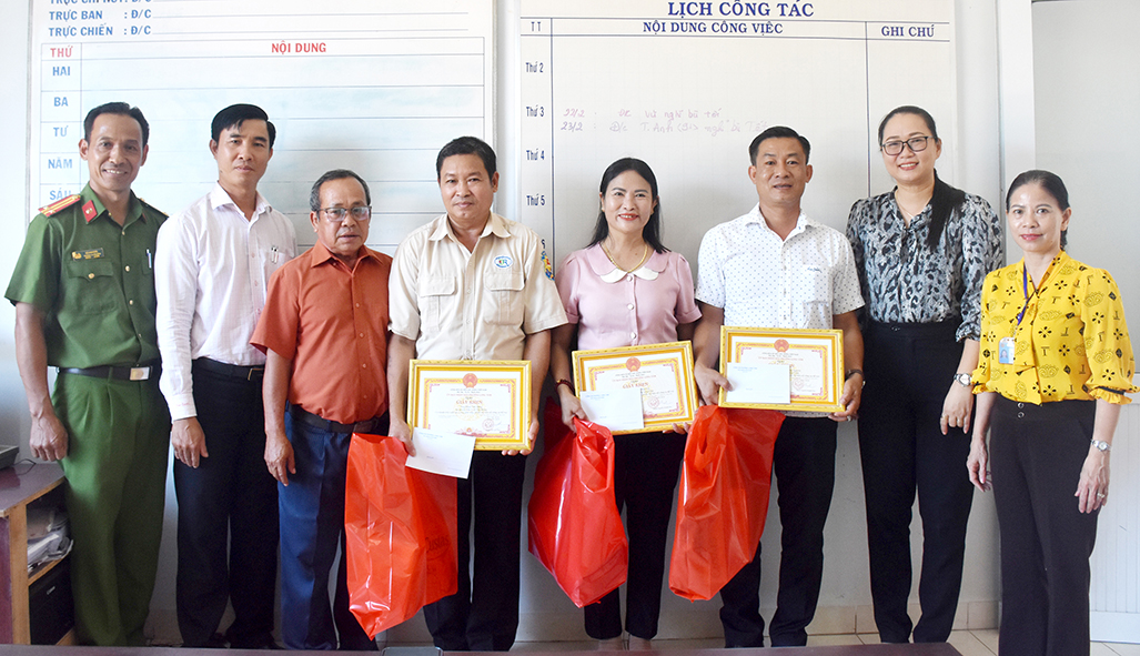 Lãnh đạo Đảng ủy, UBND và Công an phường Long Tâm (TP.Bà Rịa) tặng Giấy khen và quà cho 3 cá nhân tự giao nộp vũ khí, vật liệu nổ, công cụ hỗ trợ.