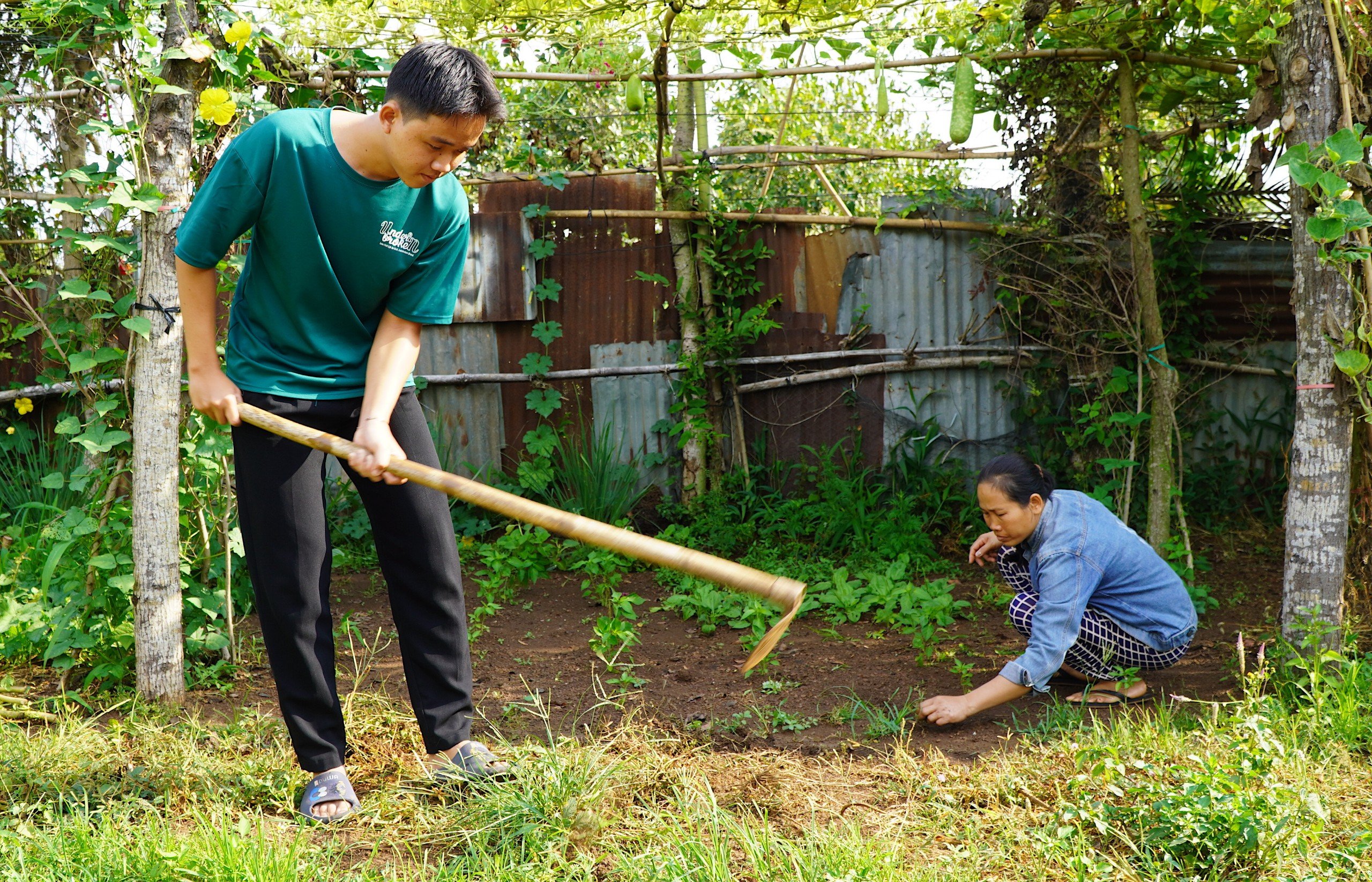 Anh Trần Thanh Tú (TT.Ngãi Giao, huyện Châu Đức) tranh thủ giúp mẹ cuốc đất, dọn vườn trước khi lên đường  nhập ngũ.