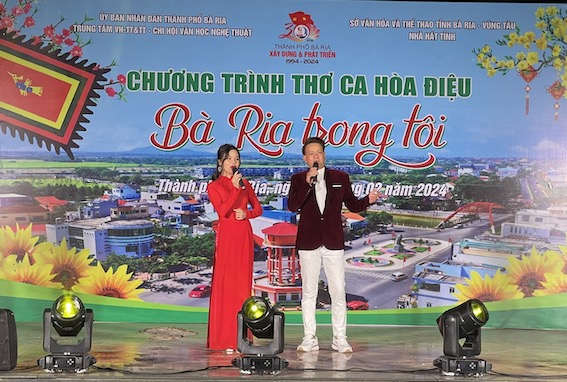 Ca sĩ Thu Hiền- Công Tuấn trình bày tác phẩm Bà Rịa yêu thương, thơ Đào Xuân Mai, nhạc Hồ Vĩnh Trí.