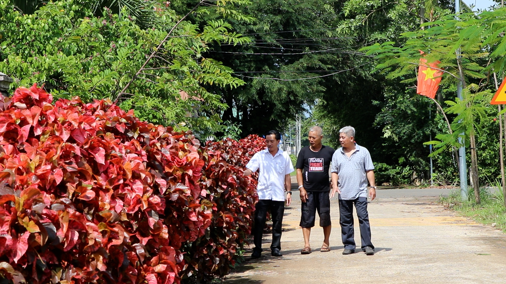 Hàng chục km đường nông thôn trên địa bàn xã Nghĩa Thành được trồng hoa, làm cho diện mạo nông thôn thêm sáng, xanh, sạch, đẹp.