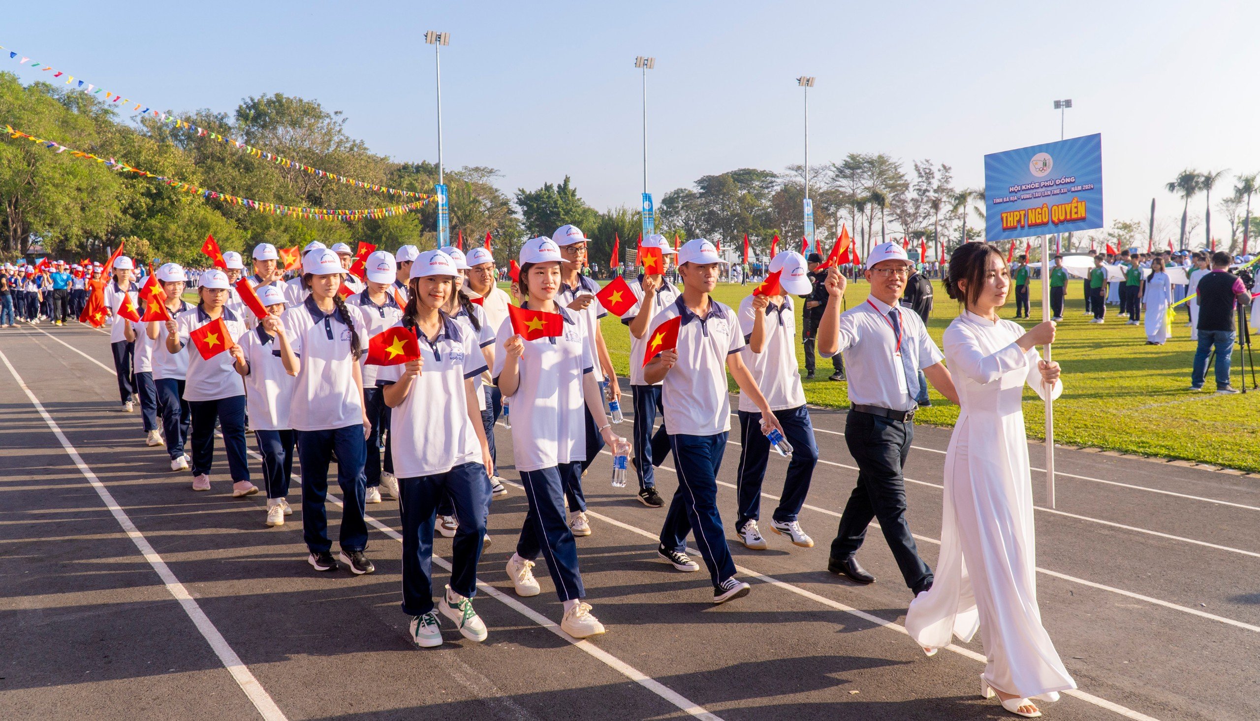 Các HS THPT Ngô Quyền tham gia diễu hàng tại lễ khai mạc HKPĐ tỉnh lần thứ 