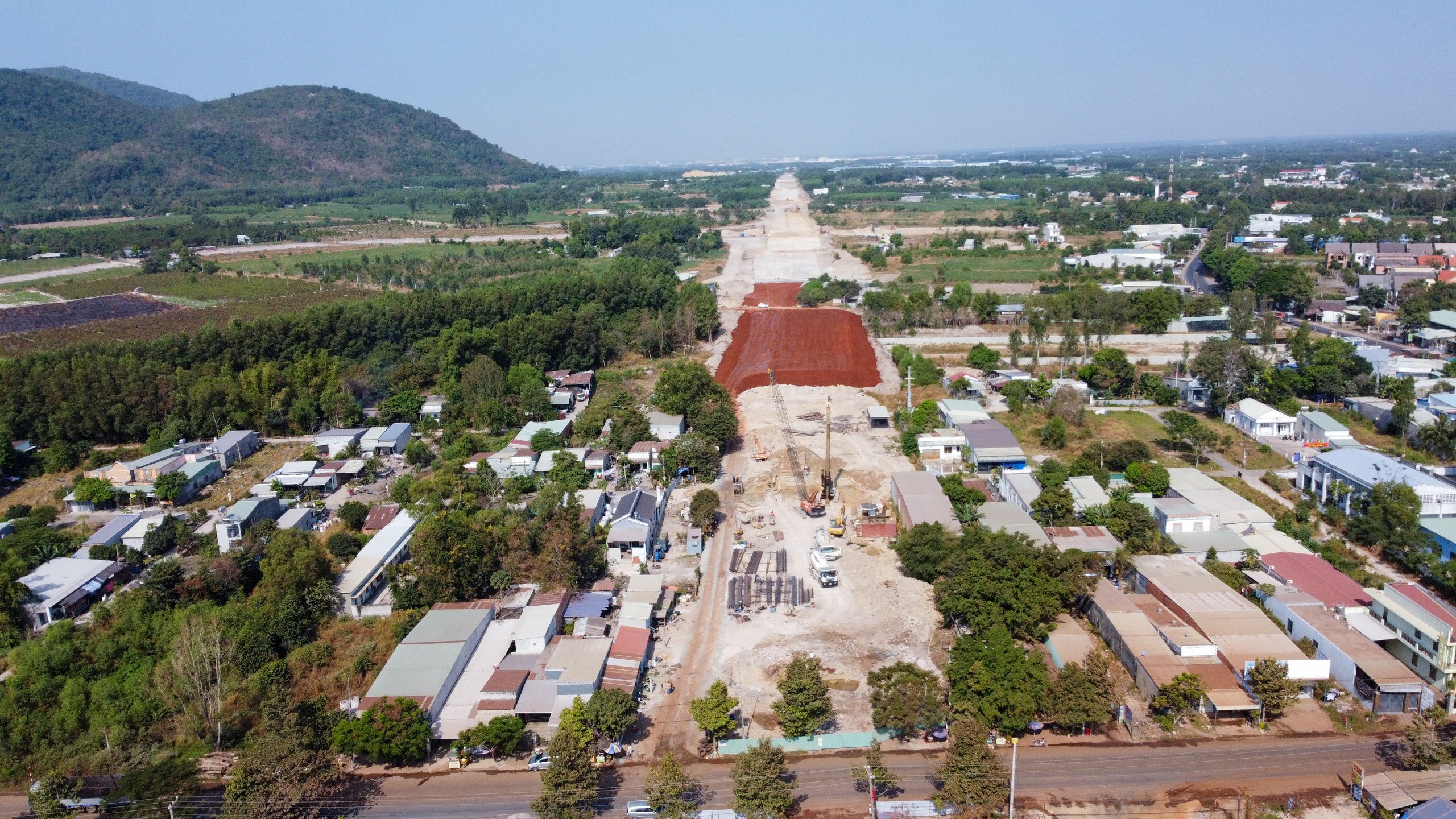 Dự án đầu tư xây dựng đường  Vành  đai 4 TP. Hồ Chí Minh đoạn qua tỉnh Bà Rịa- Vũng Tàu cách đường cao tốc Biên Hoà - Vũng Tàu khoảng 230m. Trong ảnh: Thi công đường cao tốc Biên Hòa-Vũng Tàu