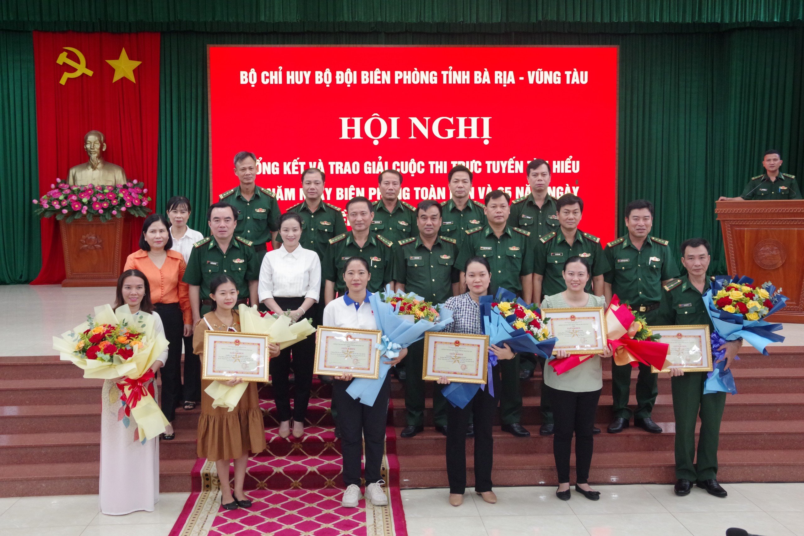 BTC Cuộc thi tặng giấy khen cho các cá nhân tại “Cuộc thi trực tuyến tìm hiểu 35 năm ngày Biên phòng toàn dân và 65 năm ngày Truyền thống BĐBP”.