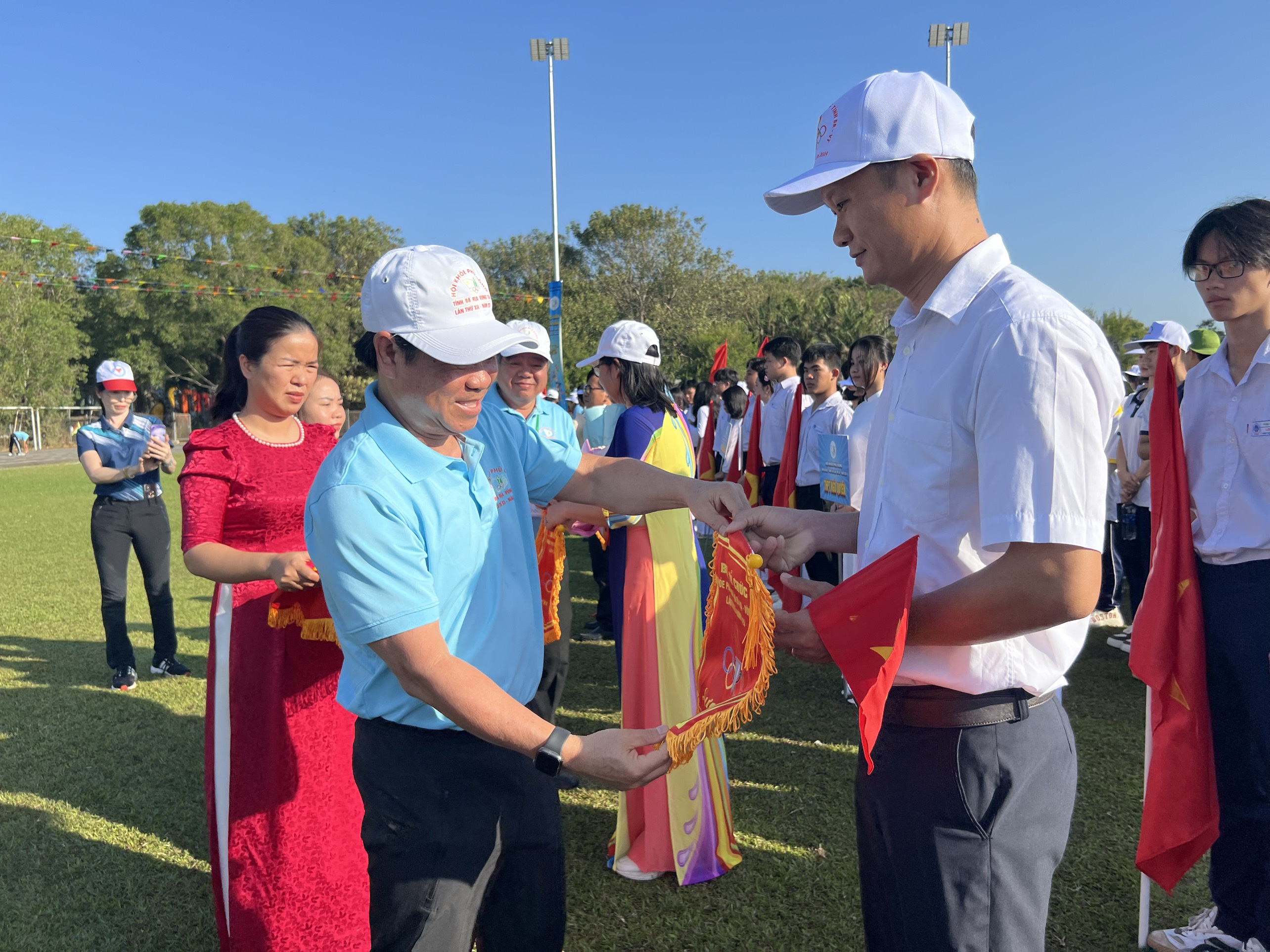 Ông Nguyễn Văn Xinh, Trưởng Ban Tuyên giáo Tỉnh ủy trao hoa và cờ lưu niệm cho các đoàn tham dự.