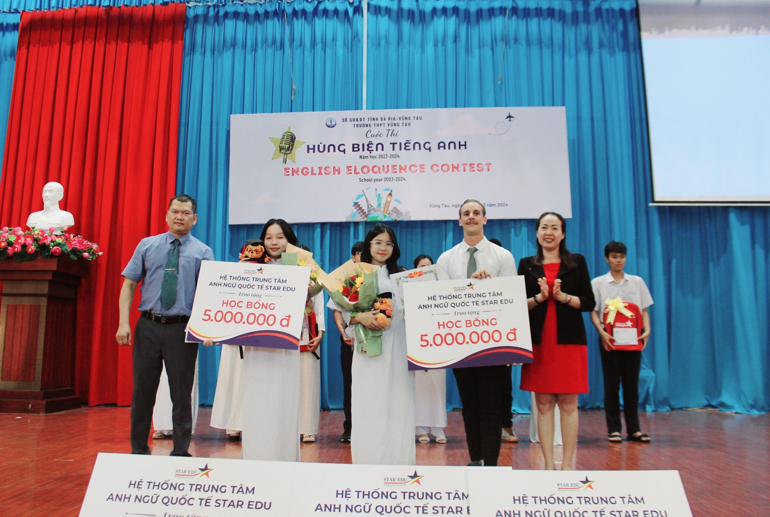 Ban Tổ chức trao giải cho các thí sinh đoạt giải Khuyến khích cuộc thi.
