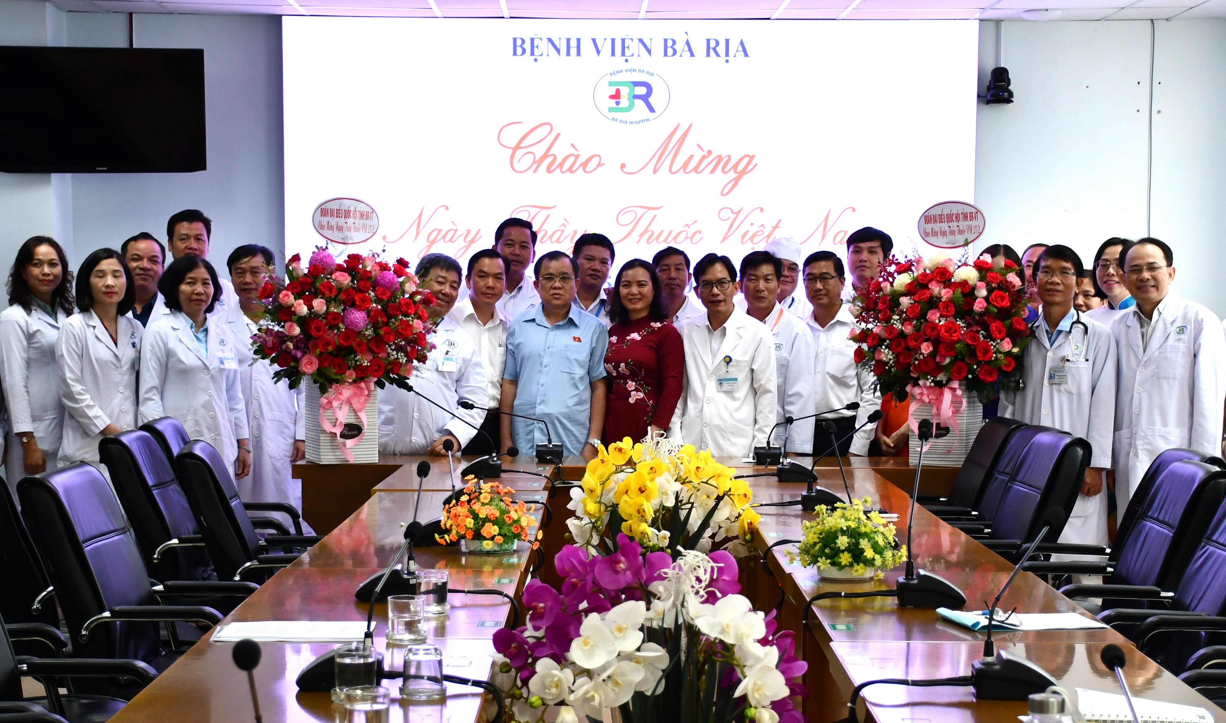 Bà Huỳnh Thị Phúc, Phó Trưởng Đoàn ĐBQH tỉnh tặng hoa chúc mừng Bệnh viện Bà Rịa.