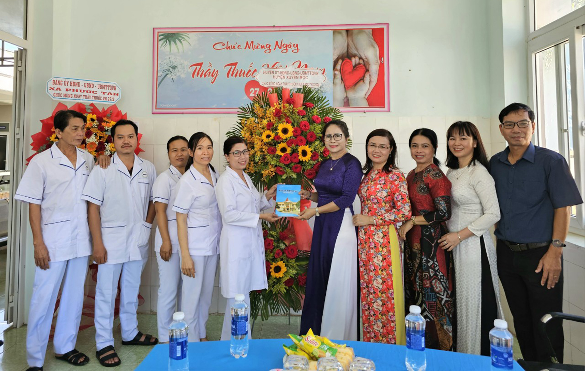 Bà Lê Thị Trang Đài, Chủ tịch UBND huyện Xuyên Mộc đã đến thăm, chúc mừng Phòng khám Đa khoa Phúc Gia Khang 1 (xã Phước Tân), Trạm Y tế xã Phước Tân