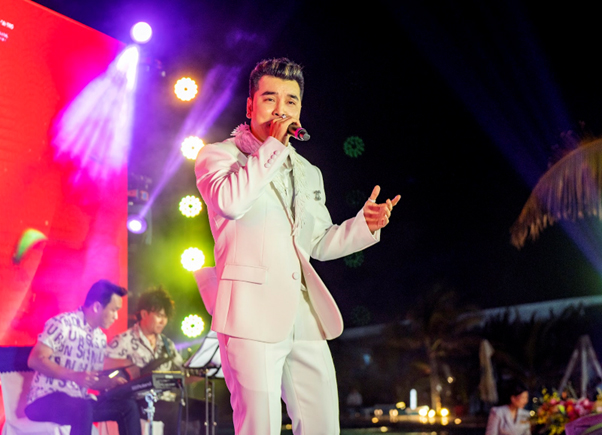 Ca sĩ Ưng Hoàng Phúc trình diễn tại sự kiện Khai Xuân Đón Lộc Rước Bình An ngày 24/2/2024.