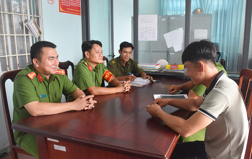 Công an xã An Nhứt (huyện Long Điền) trò chuyện, thăm hỏi trường hợp đang quản lý sau cai nghiện tại địa phương.