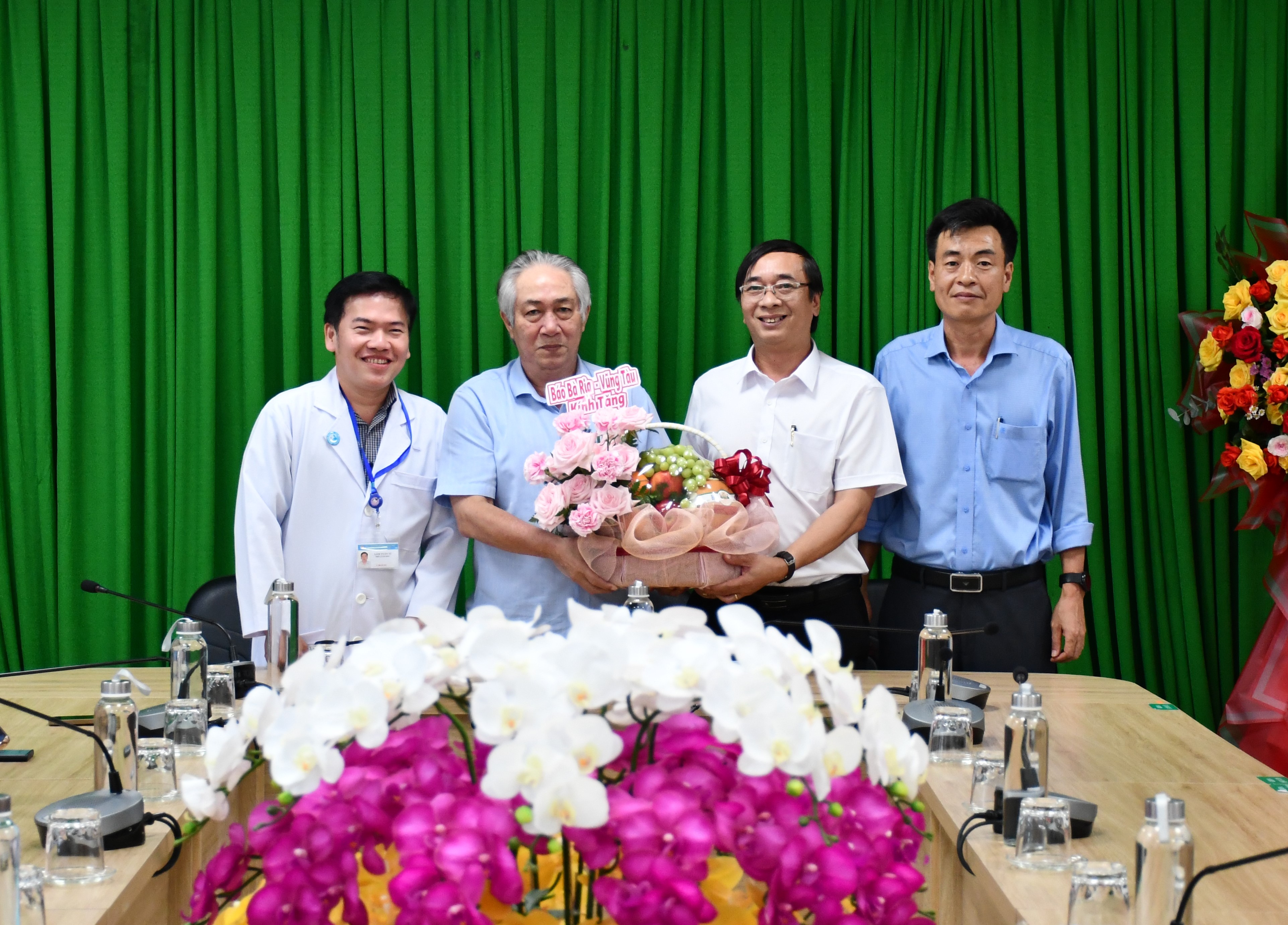 Ông Trương Đức Nghĩa, Tổng Biên tập Báo Bà Rịa - Vũng Tàu, thăm, chúc mừng Bệnh viện Vũng Tàu.