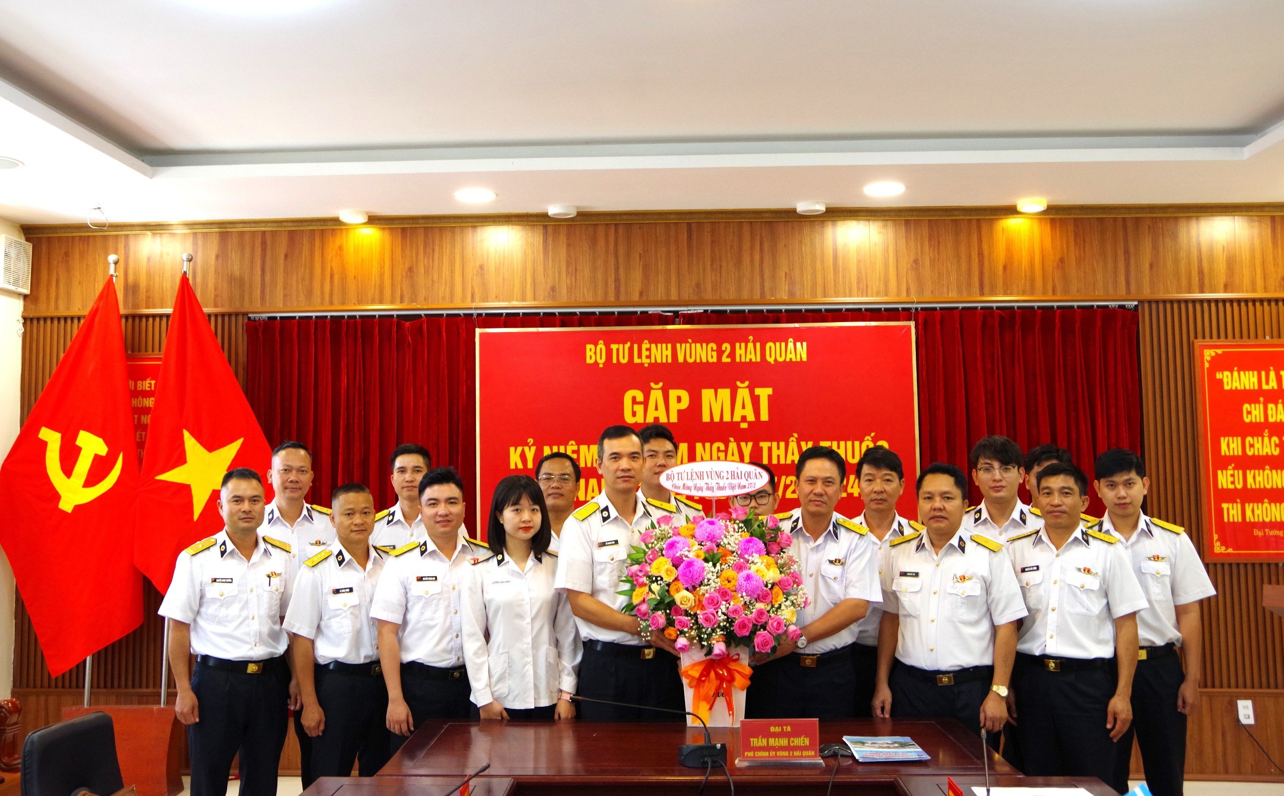 Thủ trưởng Bộ Tư lệnh Vùng 2 Hải quân tặng hoa chúc mừng cán bộ, nhân viên ngành quân y.