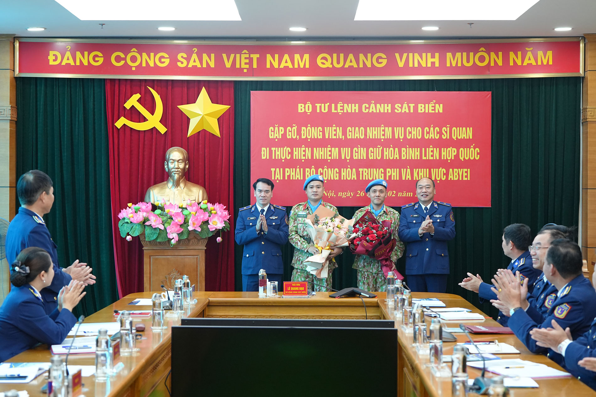 Thủ trưởng Bộ Tư lệnh Cảnh sát biển tặng hoa chúc mừng các cán bộ  đi thực hiện nhiệm vụ gìn giữ hòa bình Liên hợp quốc.