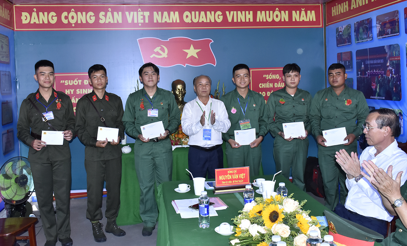 Ông Nguyễn Văn Việt, Bí thư Thị ủy Phú Mỹ giao nhiệm vụ và tặng quà cho các Đảng viên nhập ngũ. Ảnh: MỸ LƯƠNG