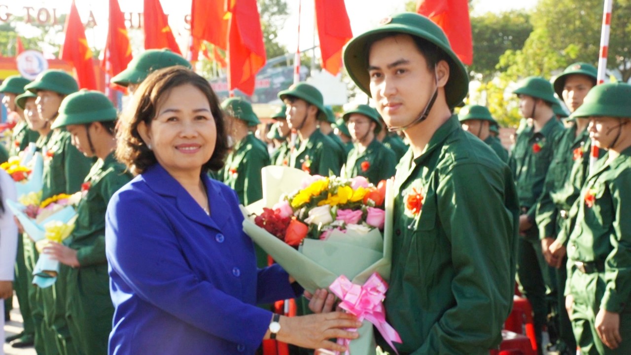 Bà Nguyễn Thị Yến, Phó Bí thư Thường trực Tỉnh uỷ , rưởng đoàn ĐBQH tỉnh, tặng hoa động viên các chiến sĩ yên tâm lên đường nhập ngũ. Ảnh: TUYẾT MAI