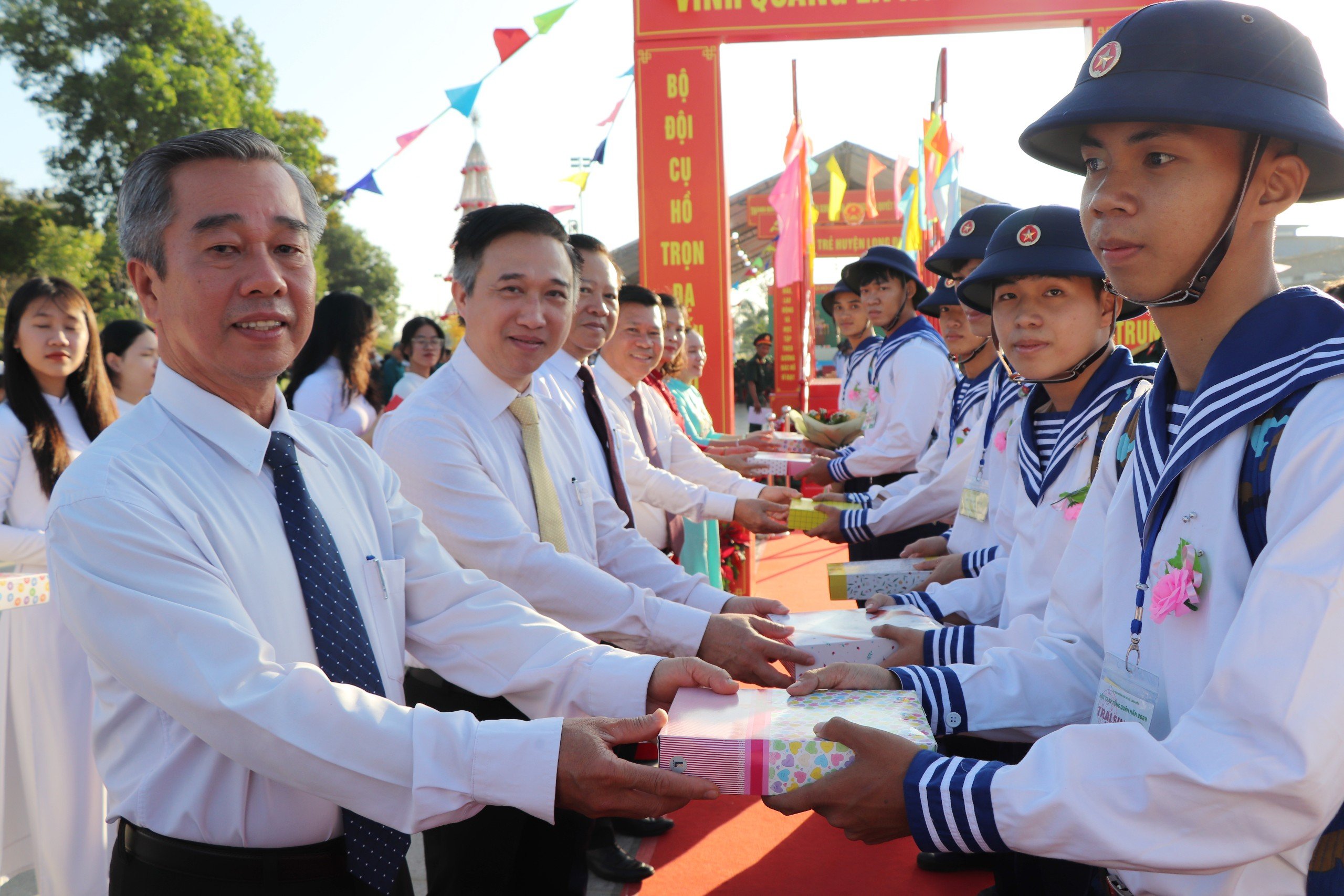 Ông Đặng Minh Thông, Phó Chủ tịch UBND tỉnh; ông Nguyễn Văn Xinh, Trưởng Ban Tuyên giáo Tỉnh ủy và lãnh đạo địa phương tặng quà tới các tân binh. Ảnh: MINH THANH