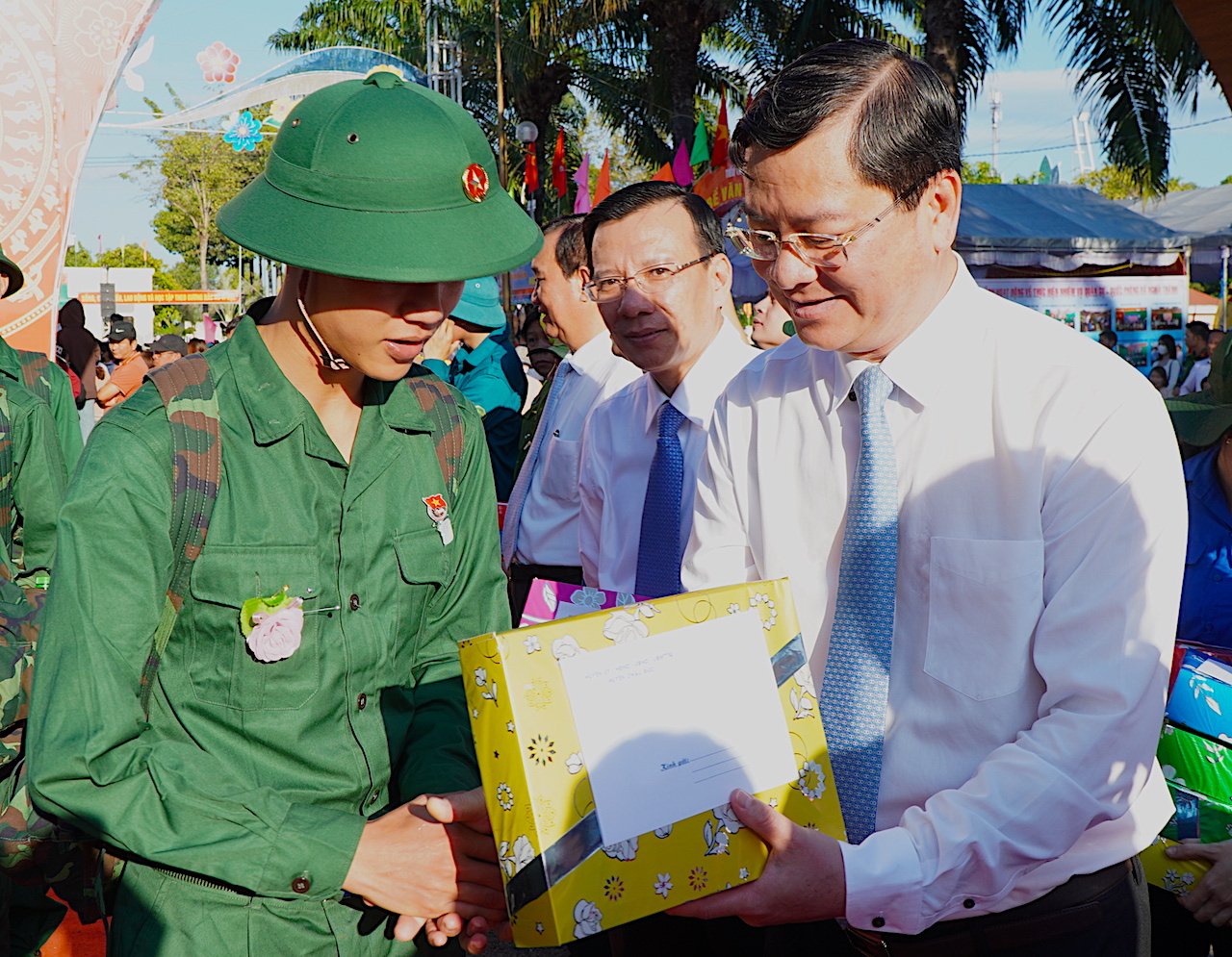Ông Nguyễn Công Vinh, Phó Chủ tịch UBND tỉnh trao quà cho các tân binh. Ảnh: MẠNH QUÂN.