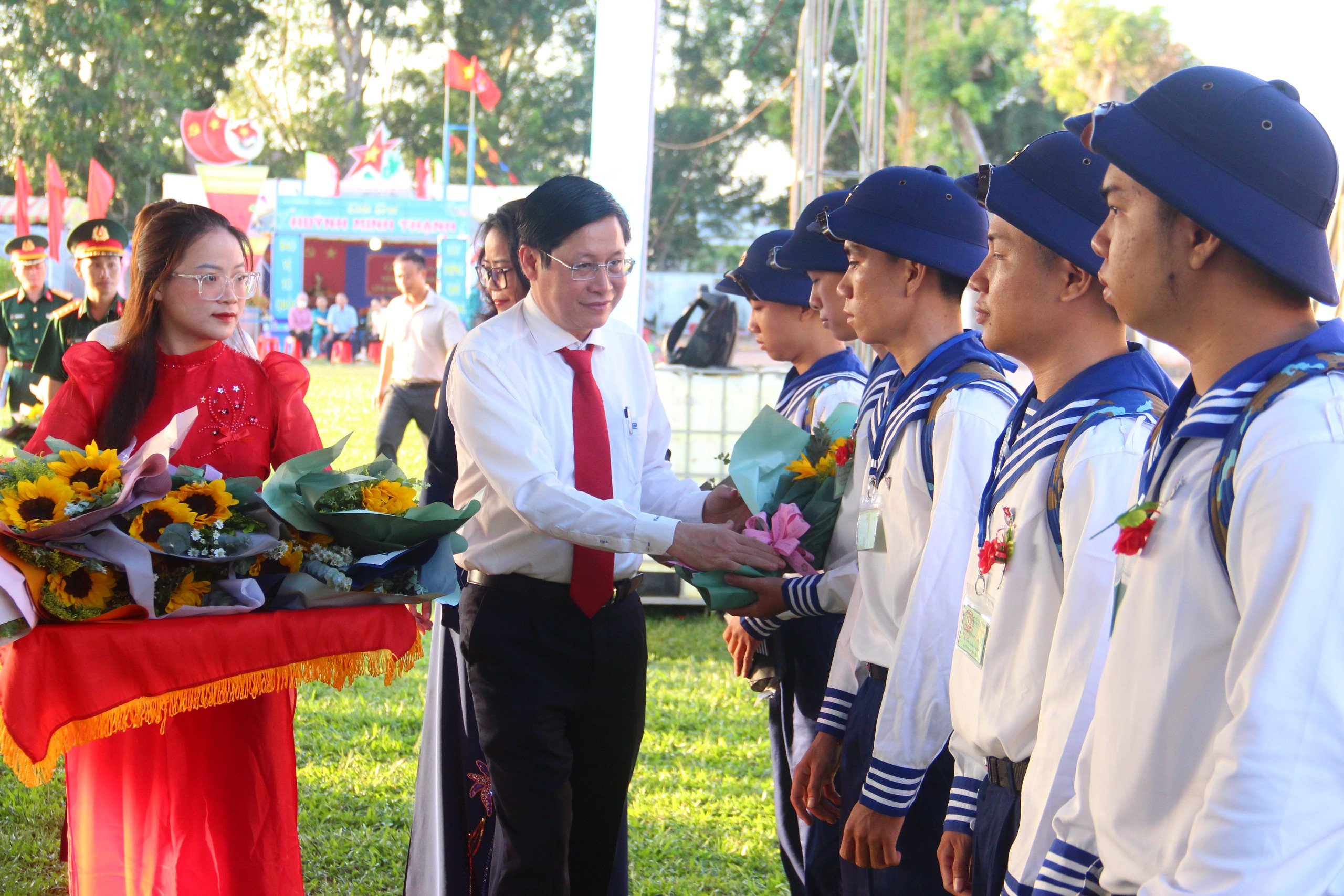 Ông Lê Ngọc Khánh, Phó Chủ tịch UBND tỉnh tặng hoa cho các thanh niên lên đường nhập ngũ. Ảnh: TRẦN TIẾN