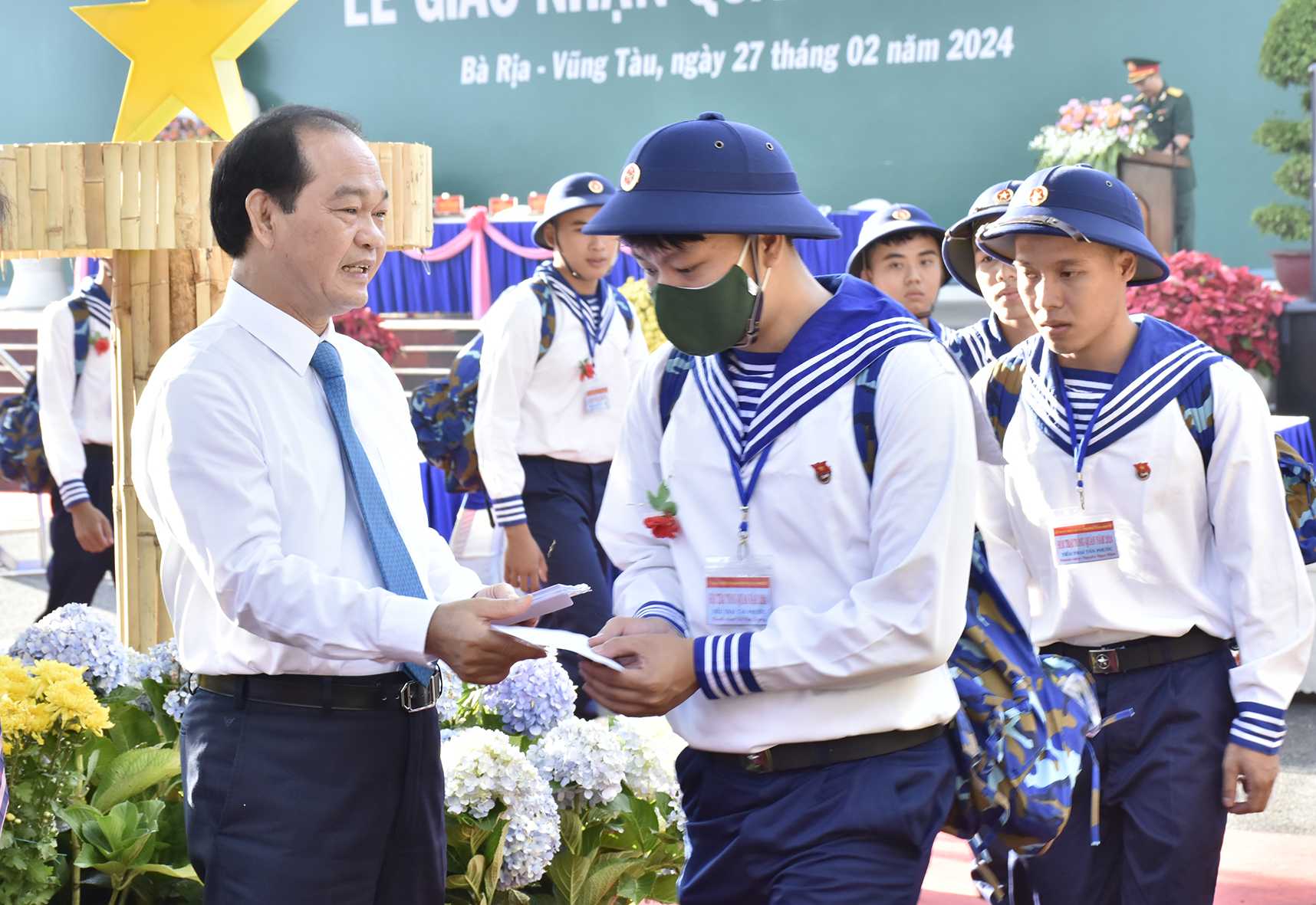 Ông Mai Ngọc Thuận, Ủy viên Ban Thường vụ Tỉnh ủy, Phó Chủ tịch HĐND tỉnh tặng quà và động viên tân binh trước giờ lên đường nhập ngũ