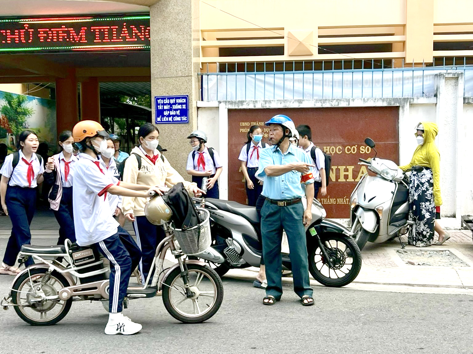 Hội CCB phường Thắng Nhất (TP. Vũng Tàu) tham gia điều tiết giao thông tại công Trường THCS Thắng Nhất vào giờ tan học.