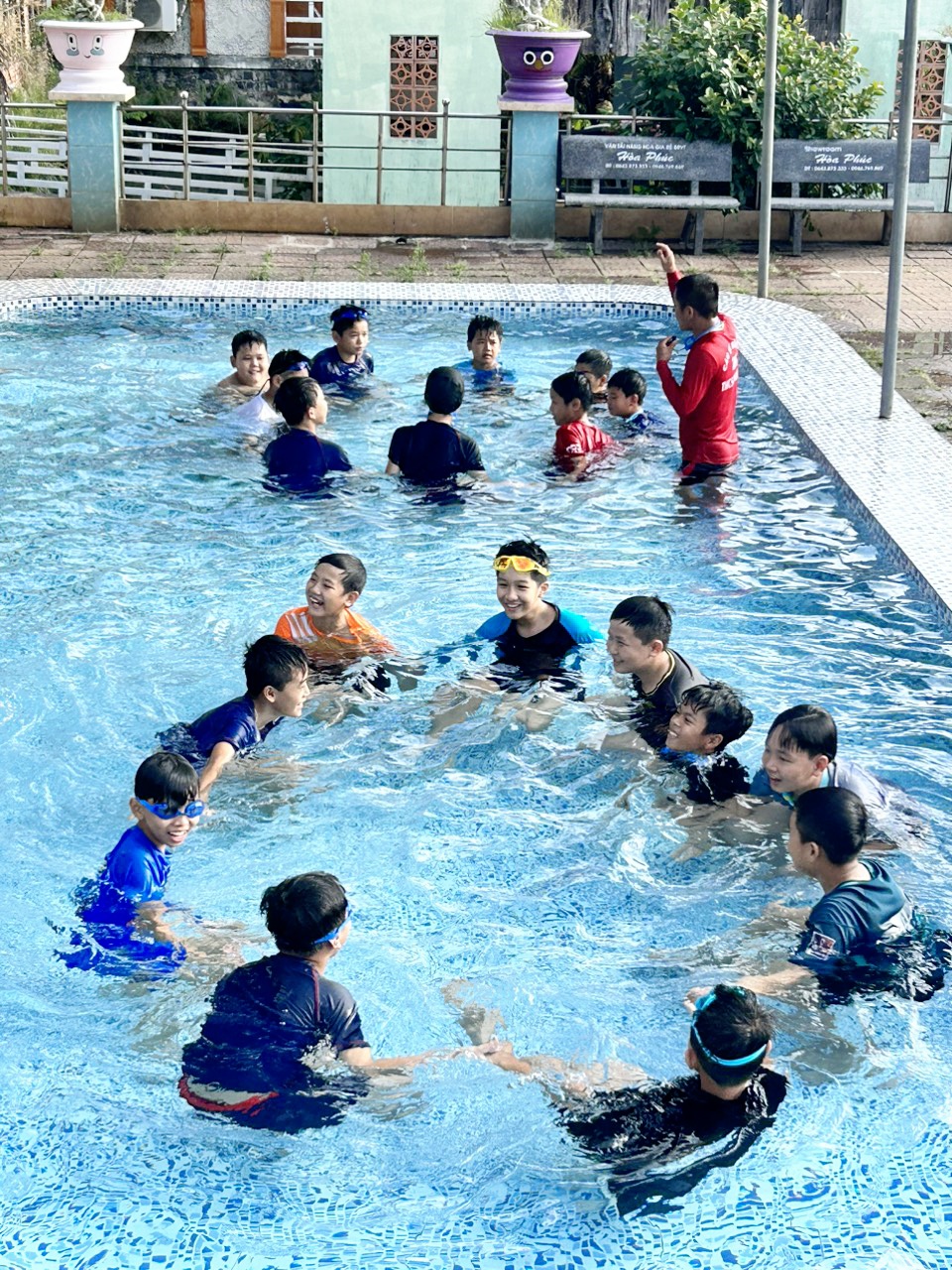 HS học bơi tại hồ bơi Châu Mai.