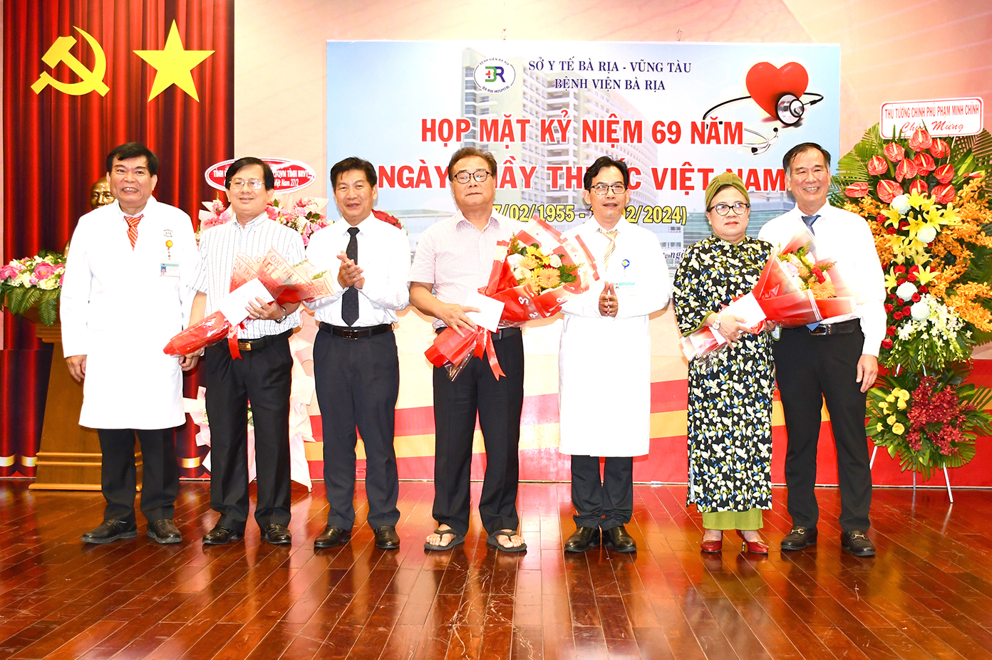 Ban Giám đốc Bệnh viện Bà Rịa tặng hoa tri ân các thầy thuốc nguyên lãnh đạo Sở Y tế và Bệnh viện Bà Rịa.