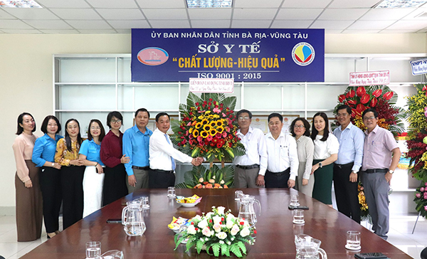 Đoàn công tác LĐLĐ tỉnh tặng lẵng hoa chúc mừng Sở Y tế nhân Ngày thầy thuốc Việt Nam
