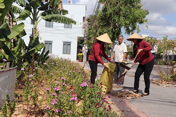 Người dân KP.3 (phường Phước Hưng) thu gom rác trên địa bàn khu phố.