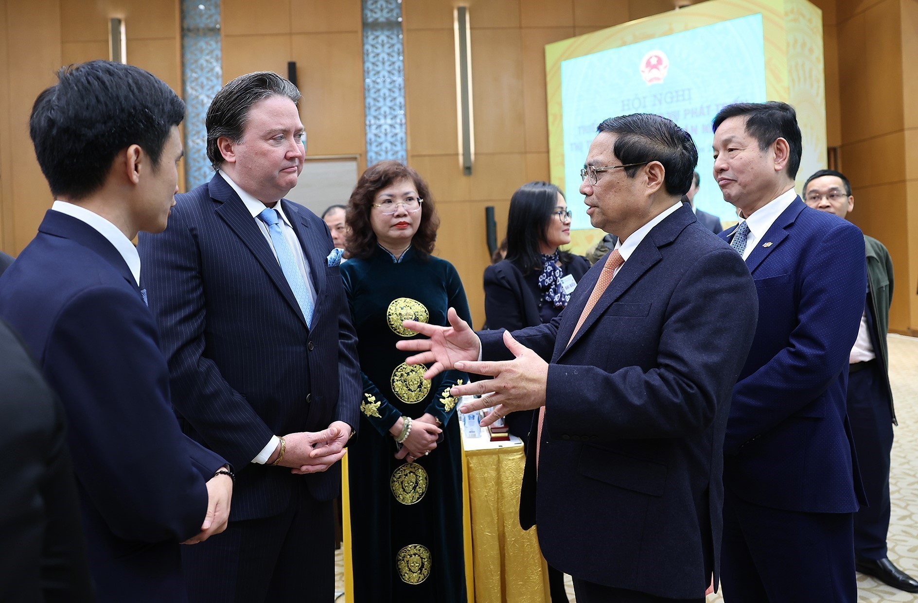 Thủ tướng Phạm Minh Chính trao đổi với các đại biểu tham dự hội nghị. Ảnh: DƯƠNG GIANG