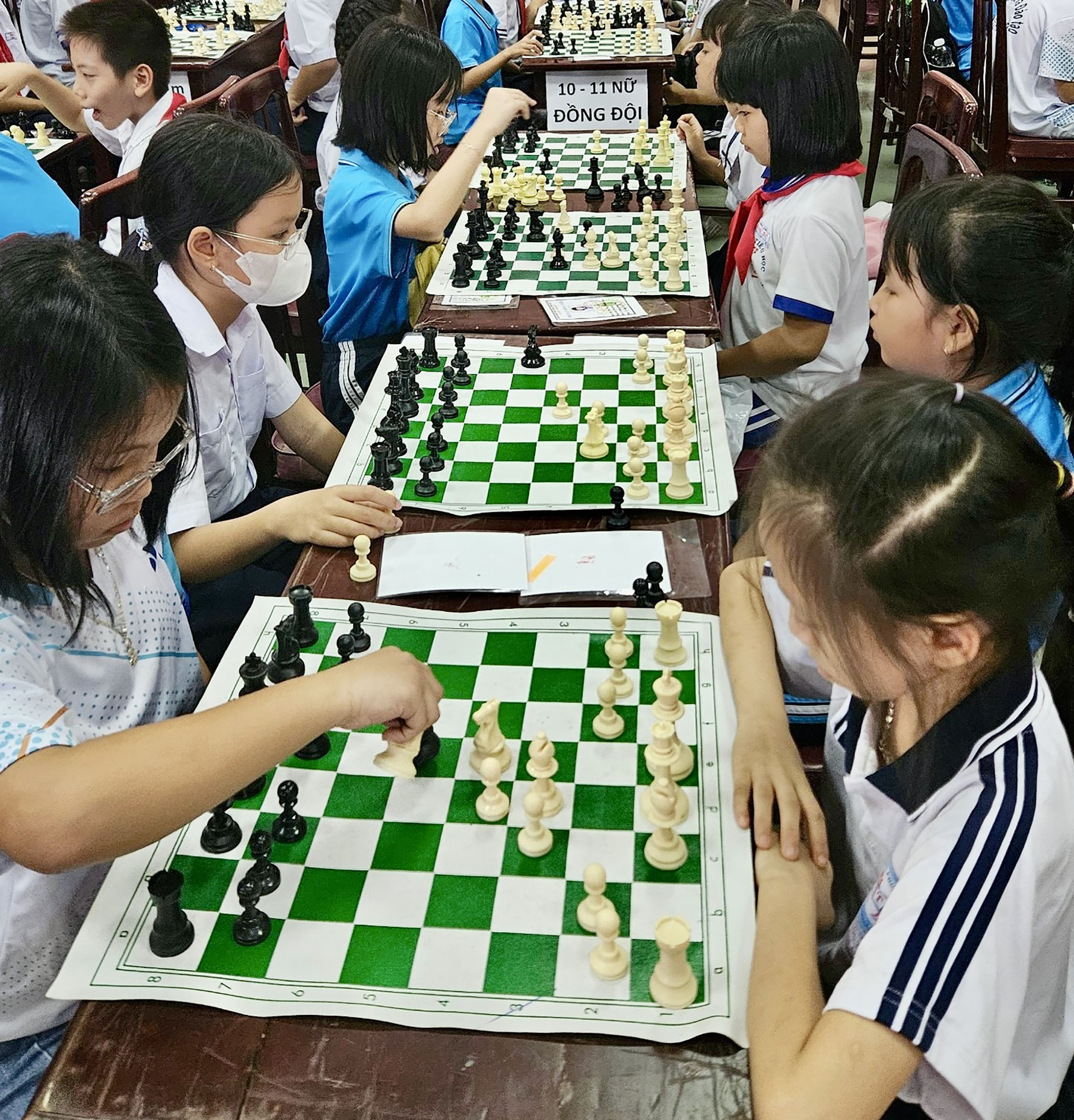 Các VĐV tham gia thi đấu môn cờ vua.