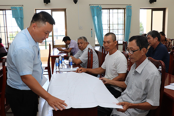Ông Phạm Nguyễn Hữu, công chức địa chính xã An Ngãi giải thích  cho người dân về dự án Đường nối cao tốc Biên Hòa-Vũng Tàu.