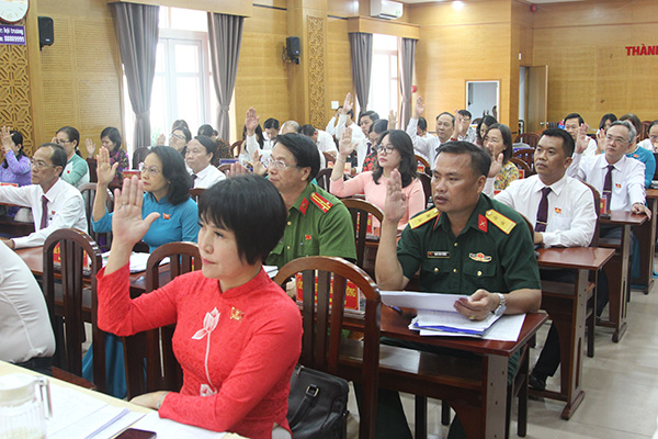 Đại biểu biểu quyết thông qua các dự thảo nghị quyết tại kỳ họp.