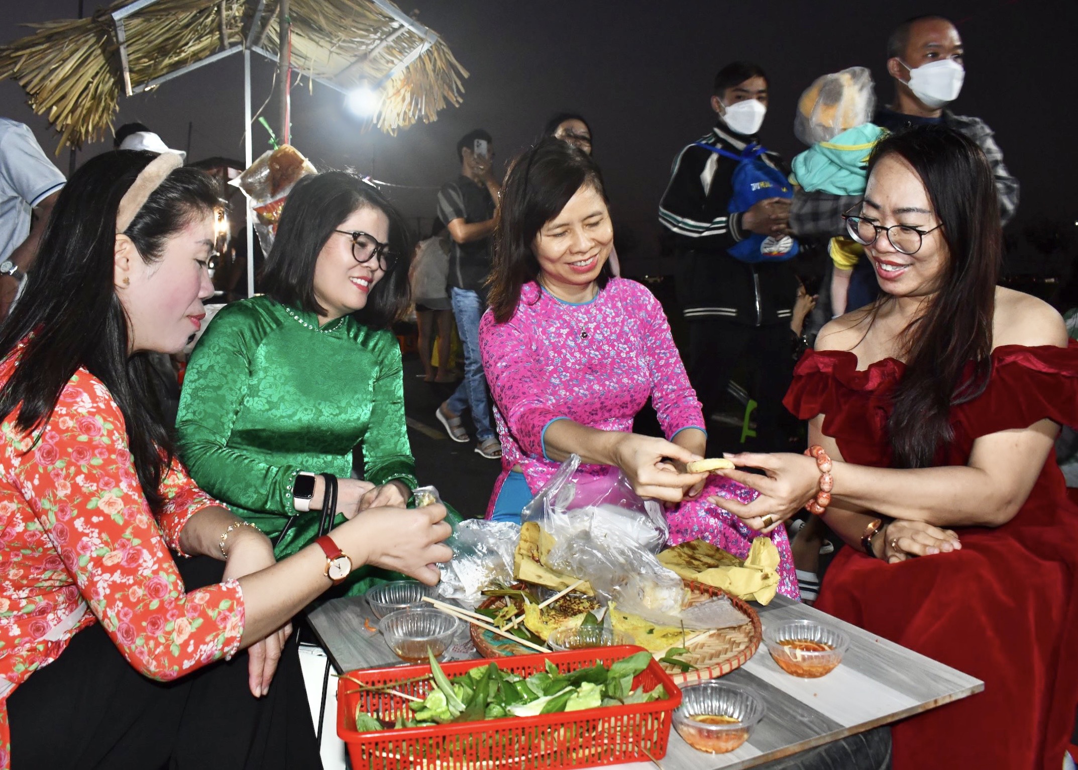 Người dân trải nghiệm và thưởng thức ẩm thực tại không gian khu ẩm thực chợ quê An Nhứt.