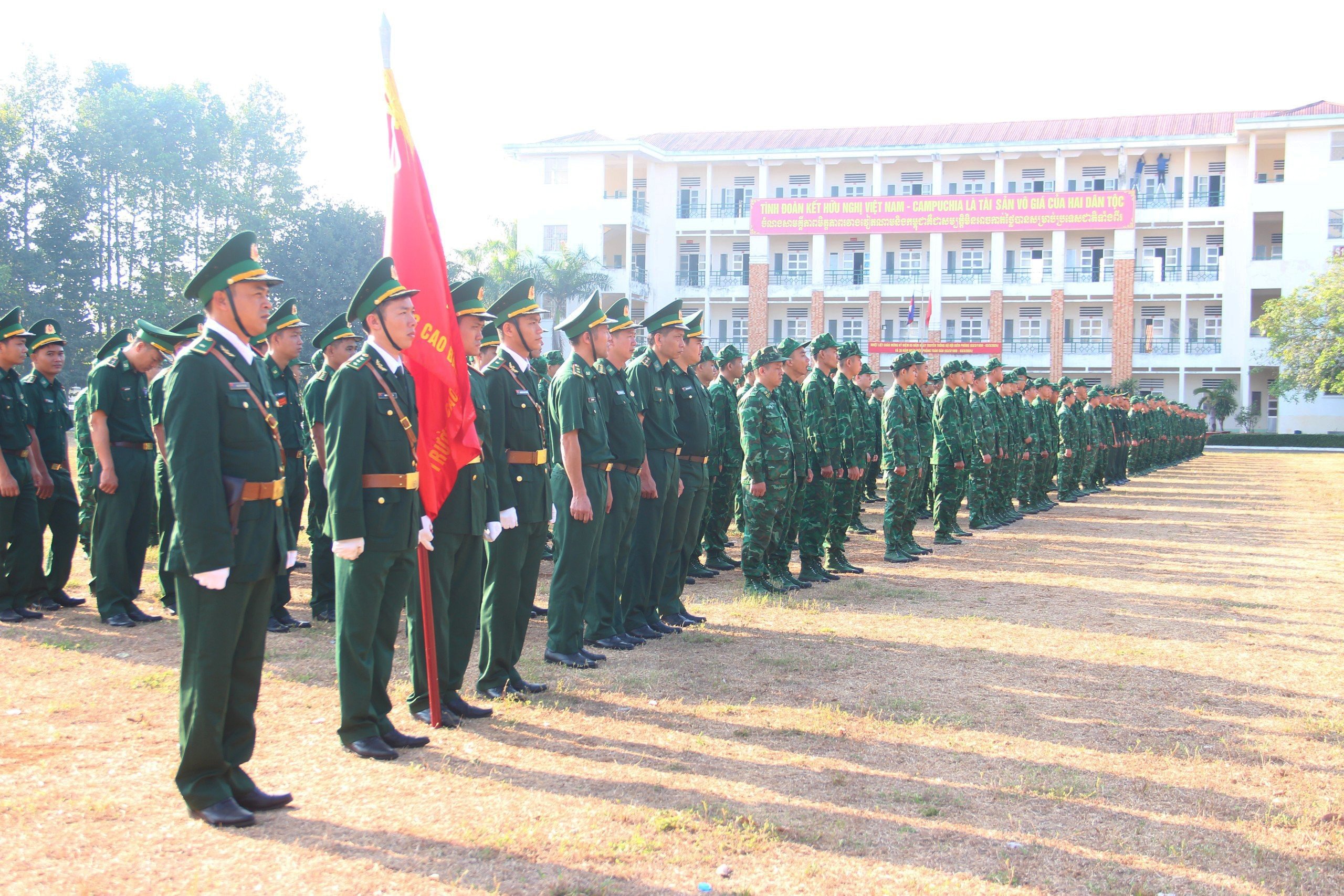 Cán bộ chuyên trách và 475 chiến sĩ mới tham dự buổi lễ ra quân huấn luyện