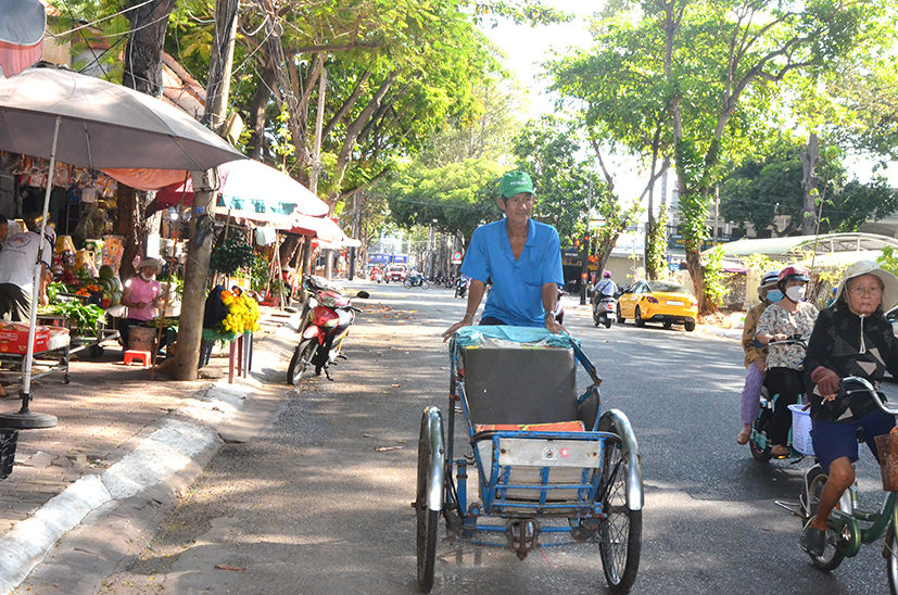 Ông Trương Văn An, 66 tuổi (86, Chu Mạnh Trinh, phường 8, TP.Vũng Tàu) rong ruổi đạp xích lô tìm khách trên đường phố Vũng Tàu.