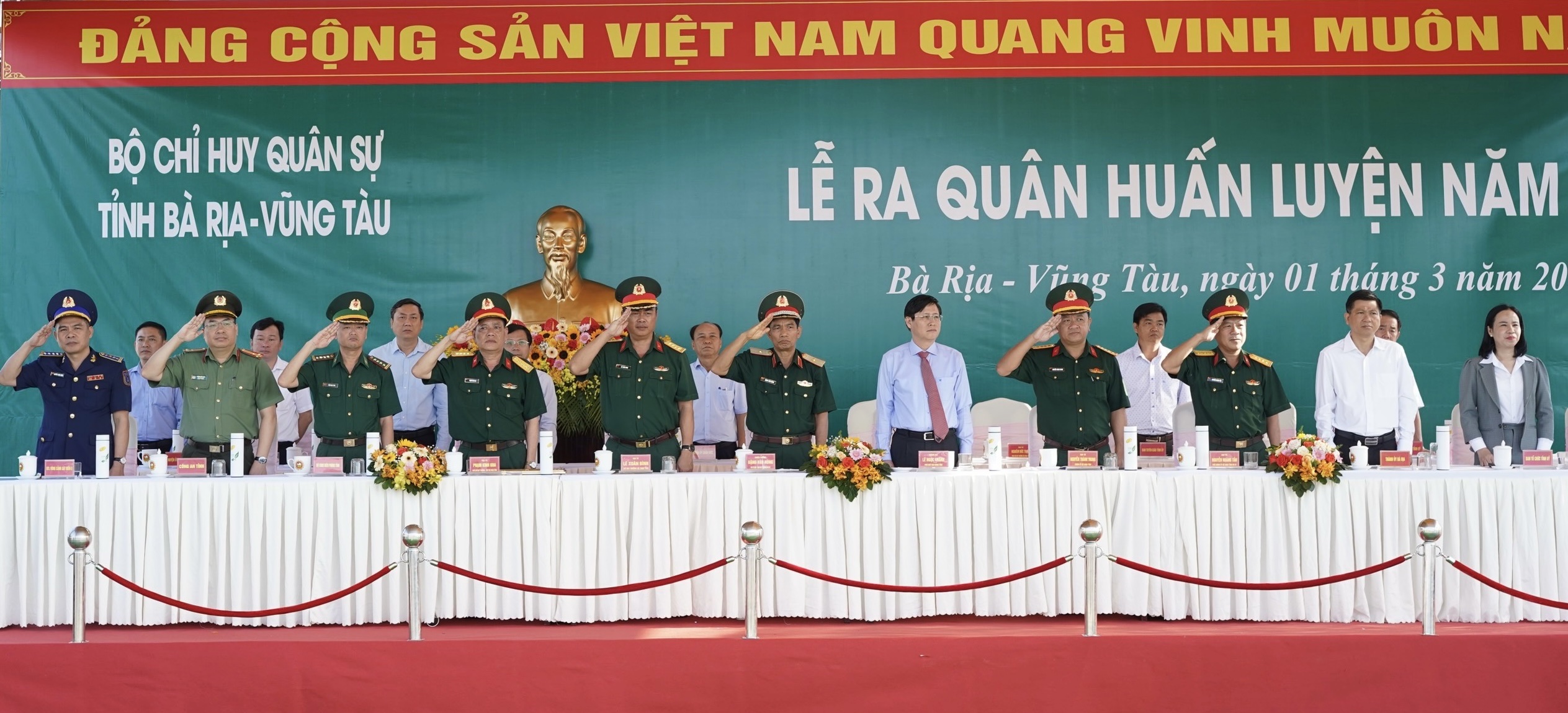 Các đại biểu tham dự lễ ra quân huấn luyện.