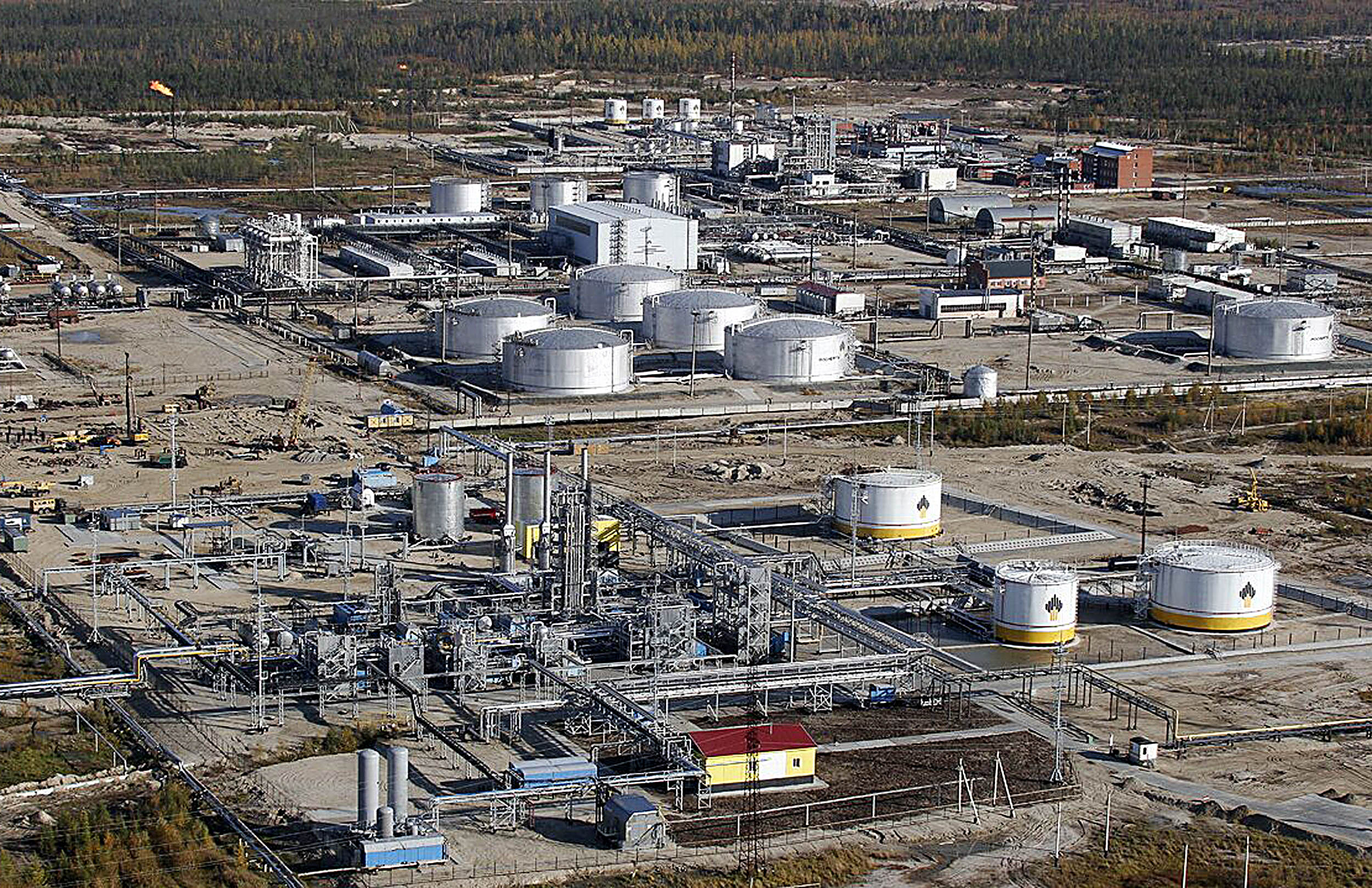 Toàn cảnh nhà máy lọc dầu của Tập đoàn Rosneft ở thị trấn Gubkinsky, phía Tây Siberia, Liên bang Nga.